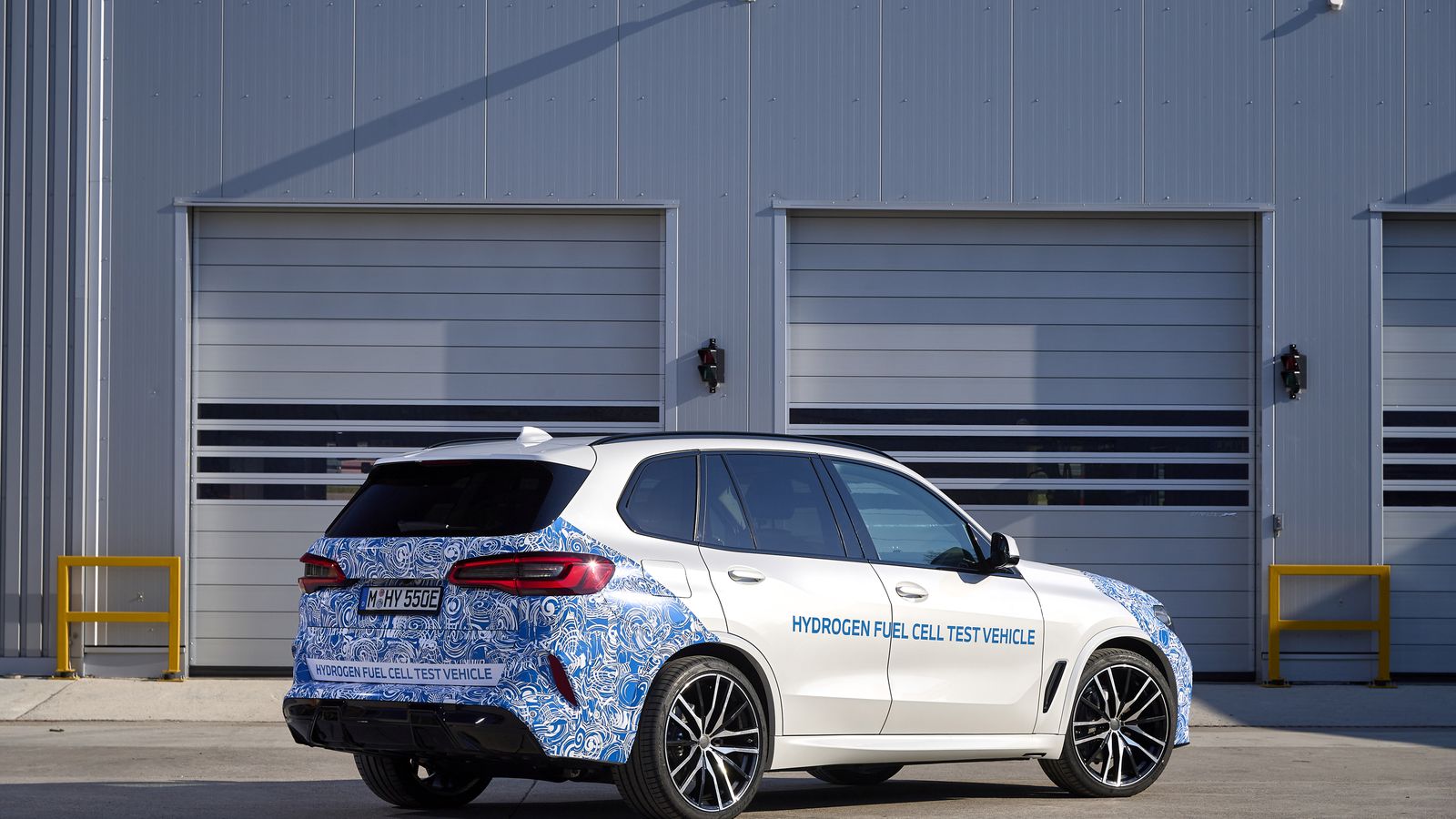 Un BMW X5 eléctrico con hidrógeno como fuente de energía estaría a la venta el año que viene con potencias constantes de 170 CV y pico de 374 CV.