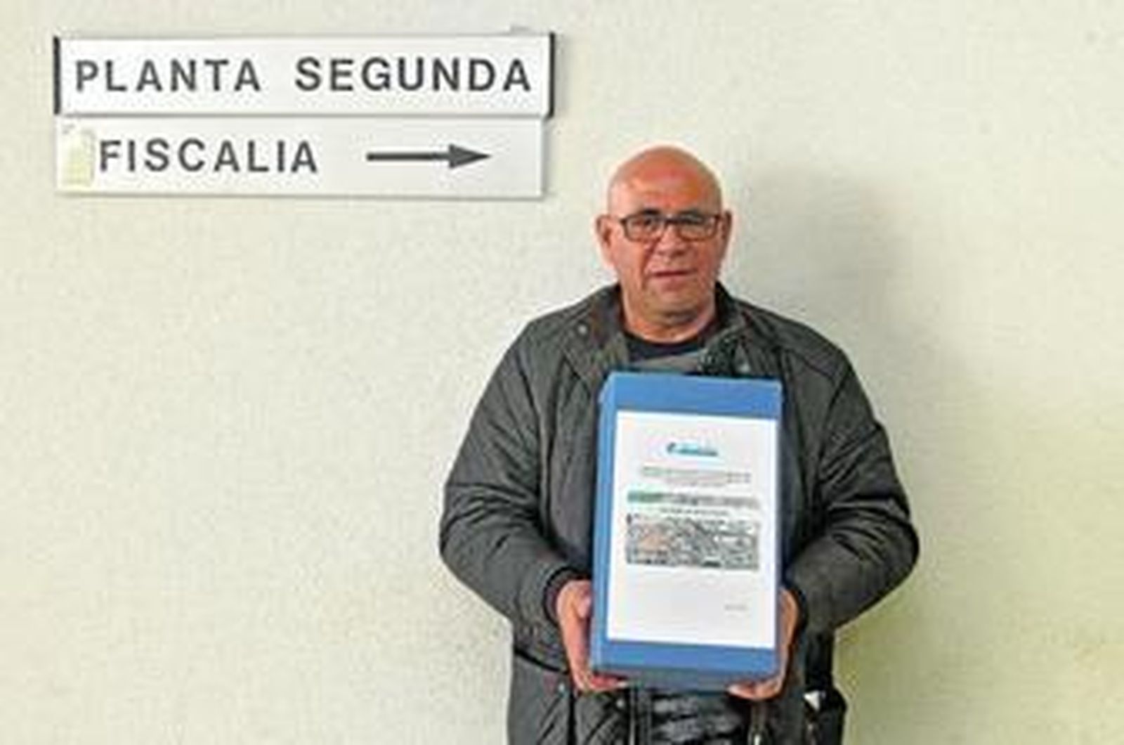 El presidente de Aguas de Cádiz, Manuel González Bauza, posa con el informe antes de ser entregado a la Fiscalía.