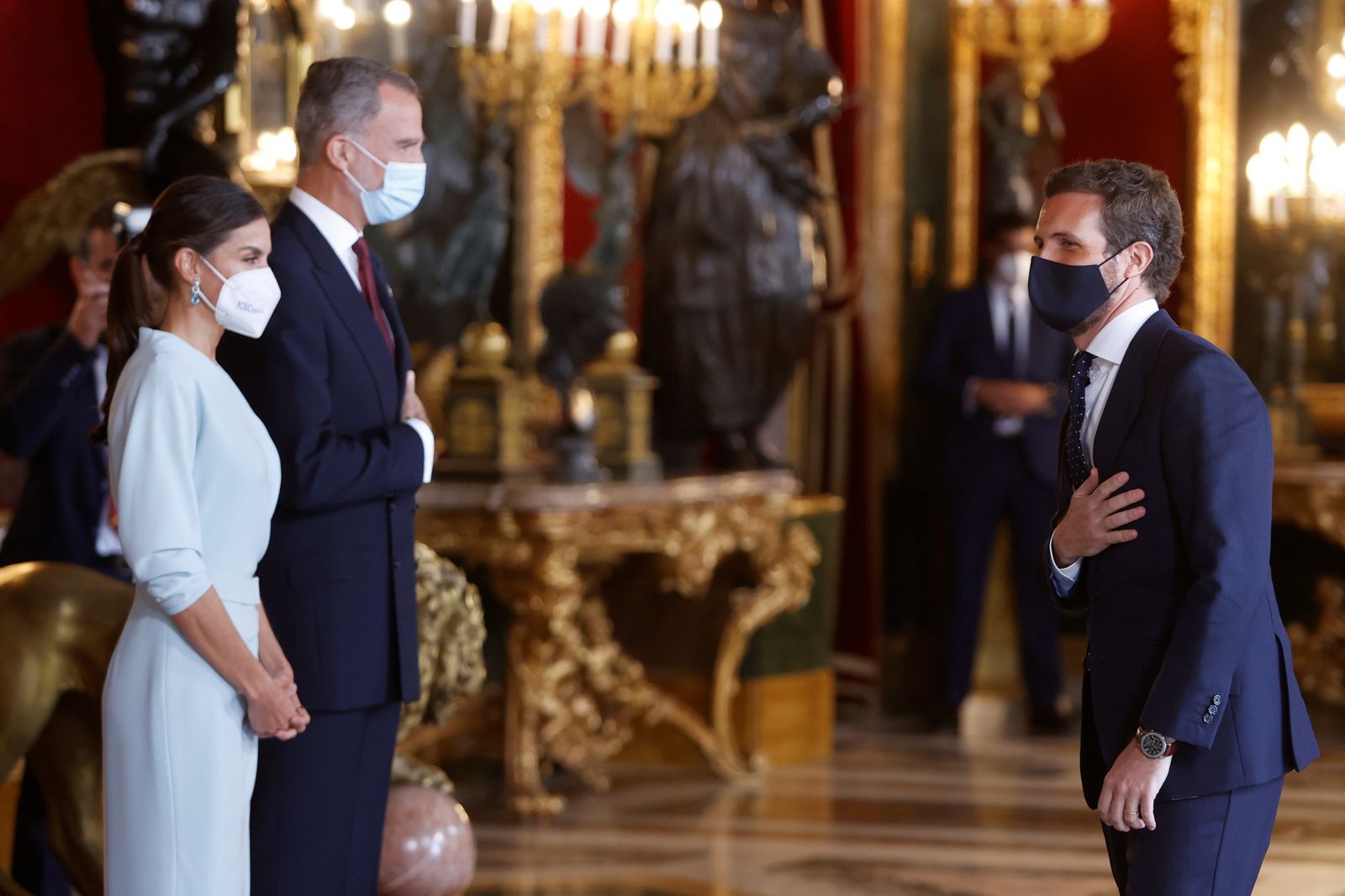 Los Reyes saludando al líder del Partido Popular, Pablo Casado, este martes en la recepción del Palacio Real por el 12-O.