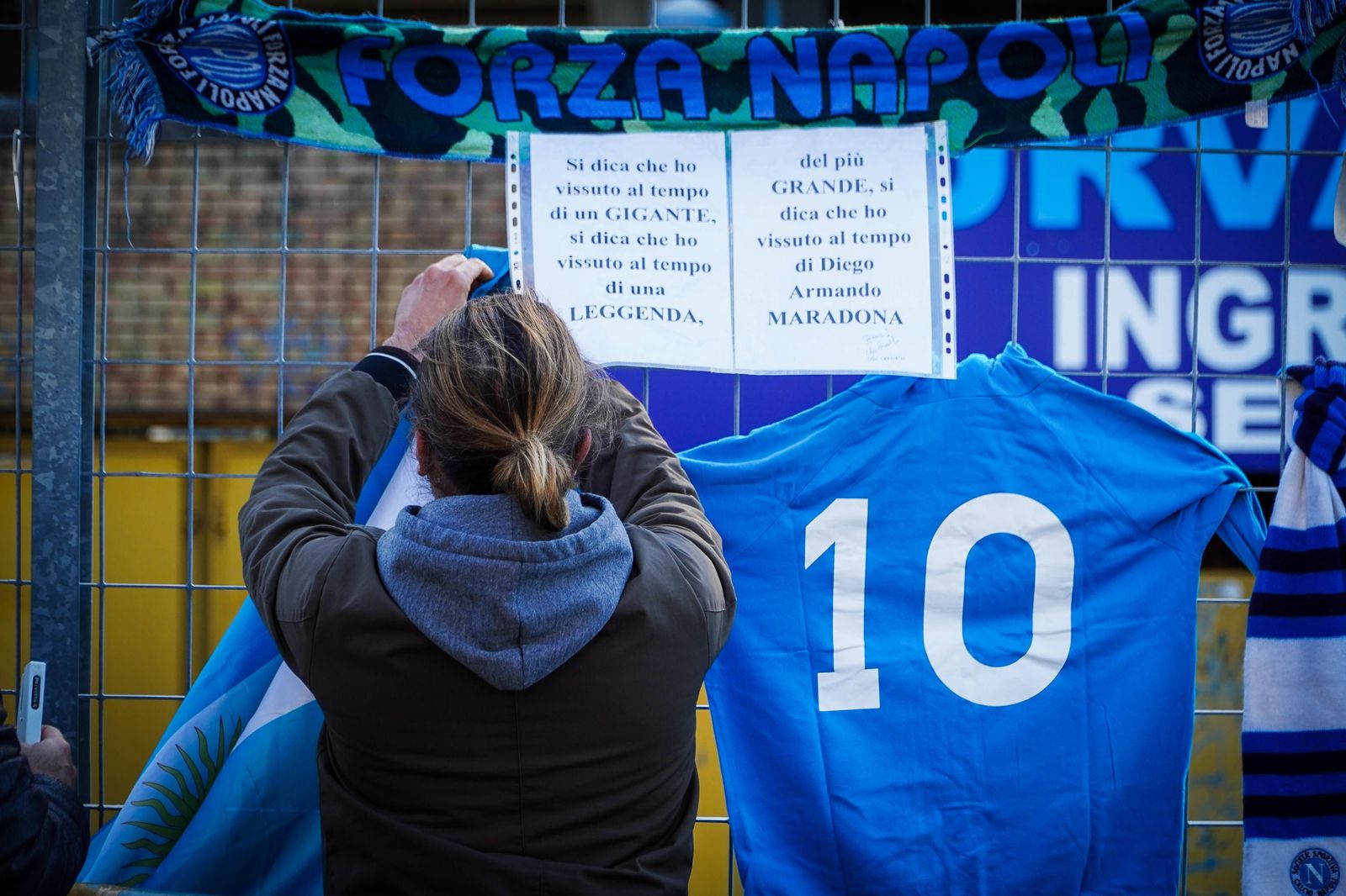 Uno de los recuerdos a Maradona en el estadio del Nápoles.