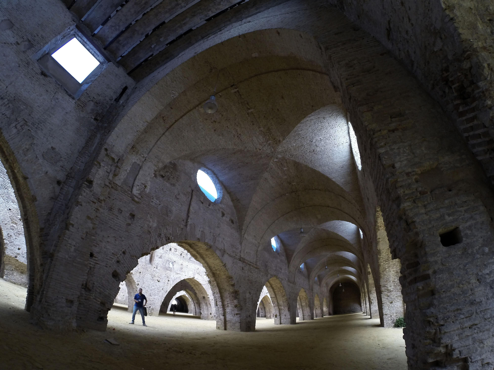 Las imponentes naves de las Atarazanas de Sevilla.