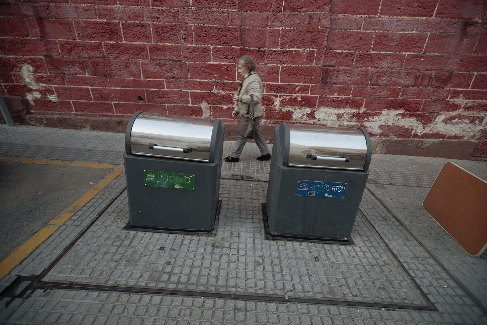 Contenedores de basura para la recogida selectiva, en la calle Tomás del Valle.