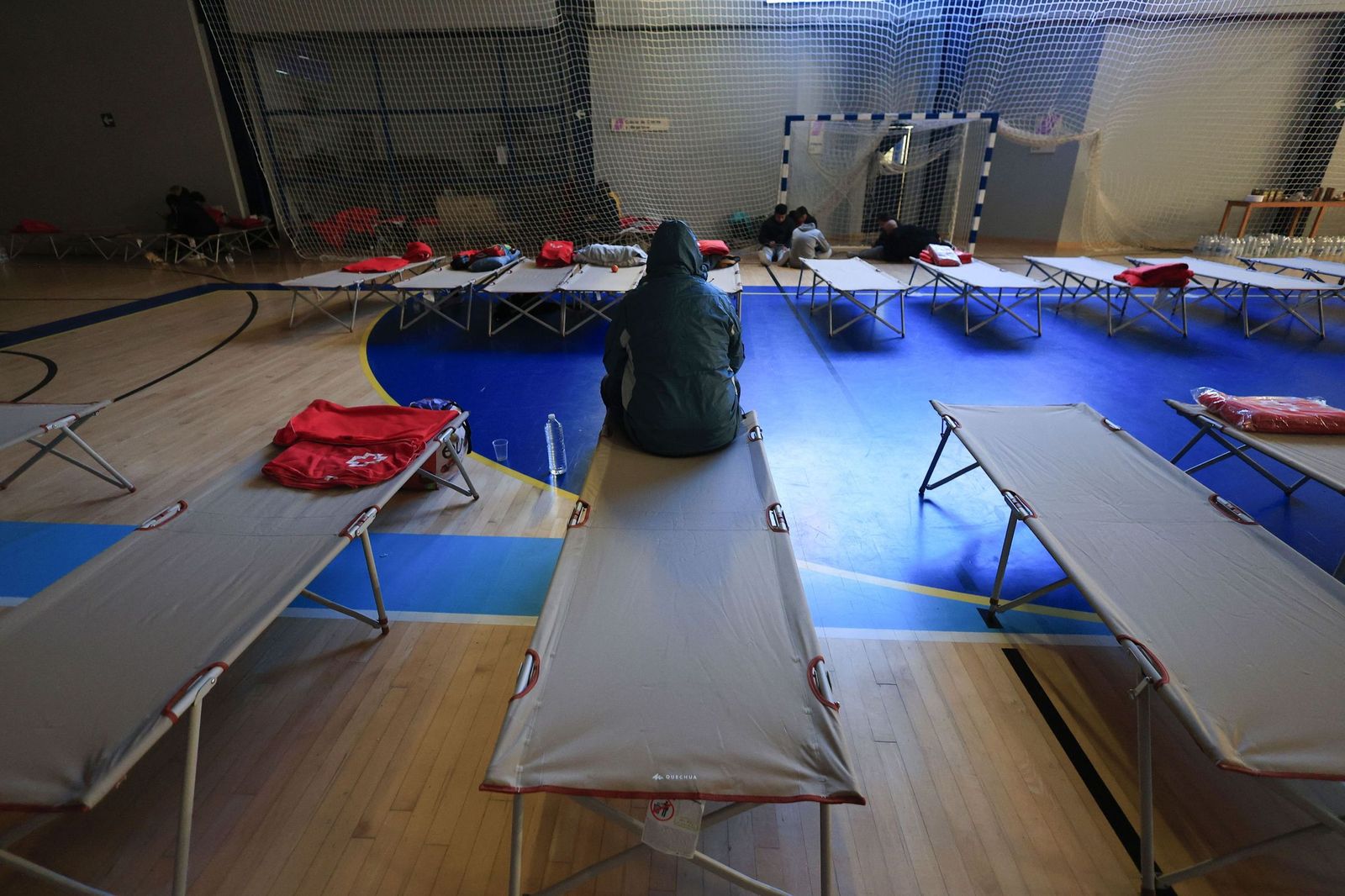 Personas evacuadas en Algeciras en uno de los pabellones deportivos habilitados.