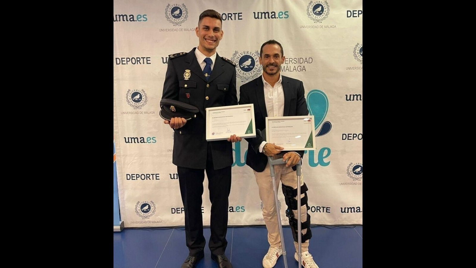 Los policías distinguidos por salvar la vida de un hombre en parada cardiaca. Los policías distinguidos por salvar la vida de un hombre en parada cardiaca.