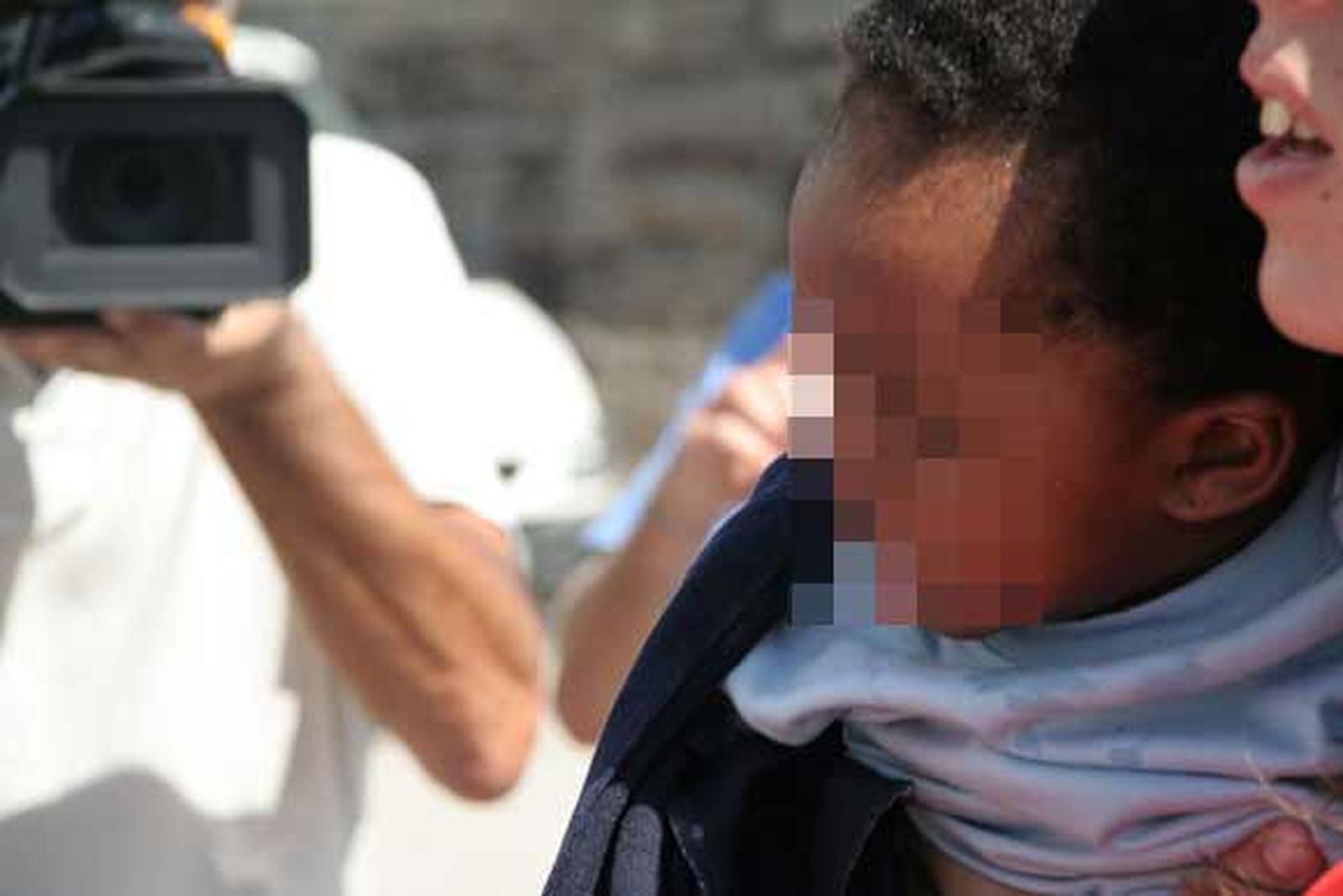 Los inmigrantes, entre los que se encontraba dos menores y dos embarazadas, pretendía cruzar el Estrecho a bordo de una zodiac

Foto: Shus Teran