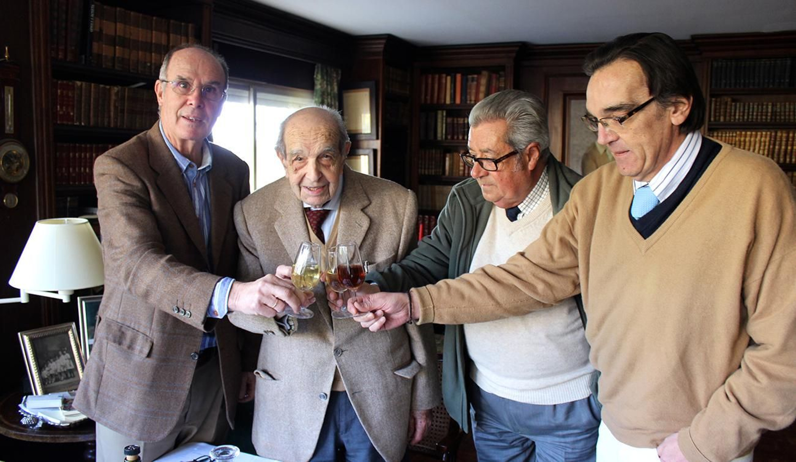 De la Calle,  brindando junto a Pepe Ravelo y Pérez-Rendón.