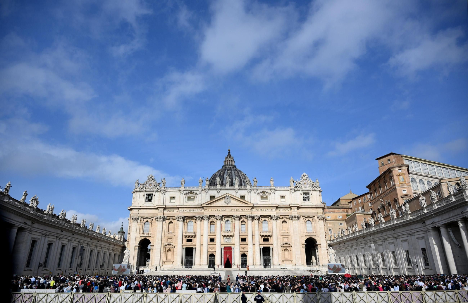 Las imágenes del traslado del féretro del papa Francisco a la Basílica de San Pedro en el Vaticano