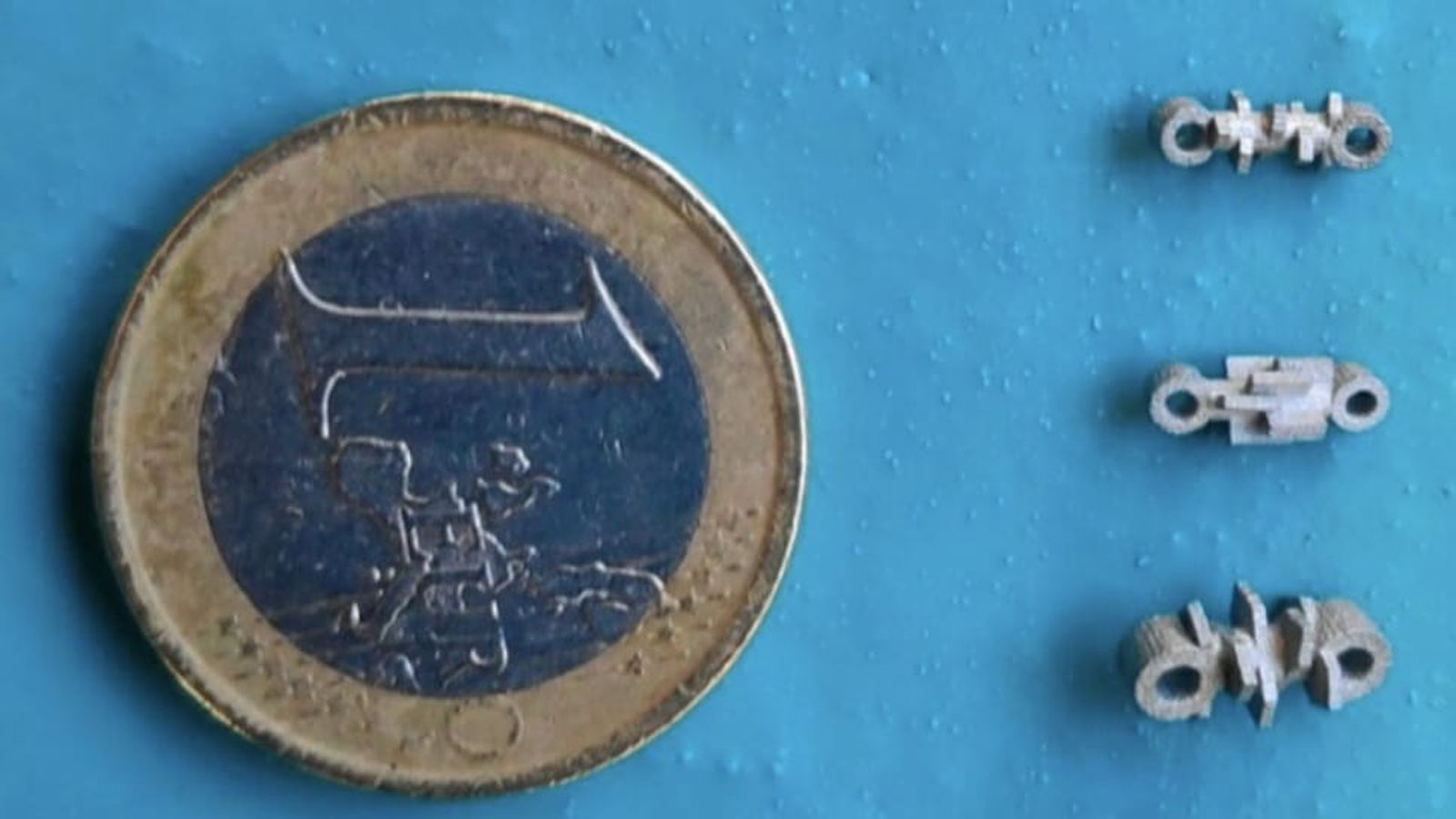 Diseños del malagueño en comparación con un euro.
