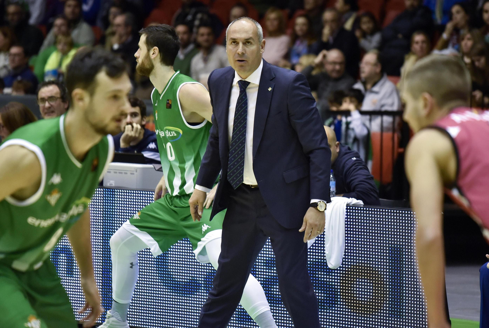 Curro Segura, en segundo plano, con Lluís Costa defendiendo a su par.
