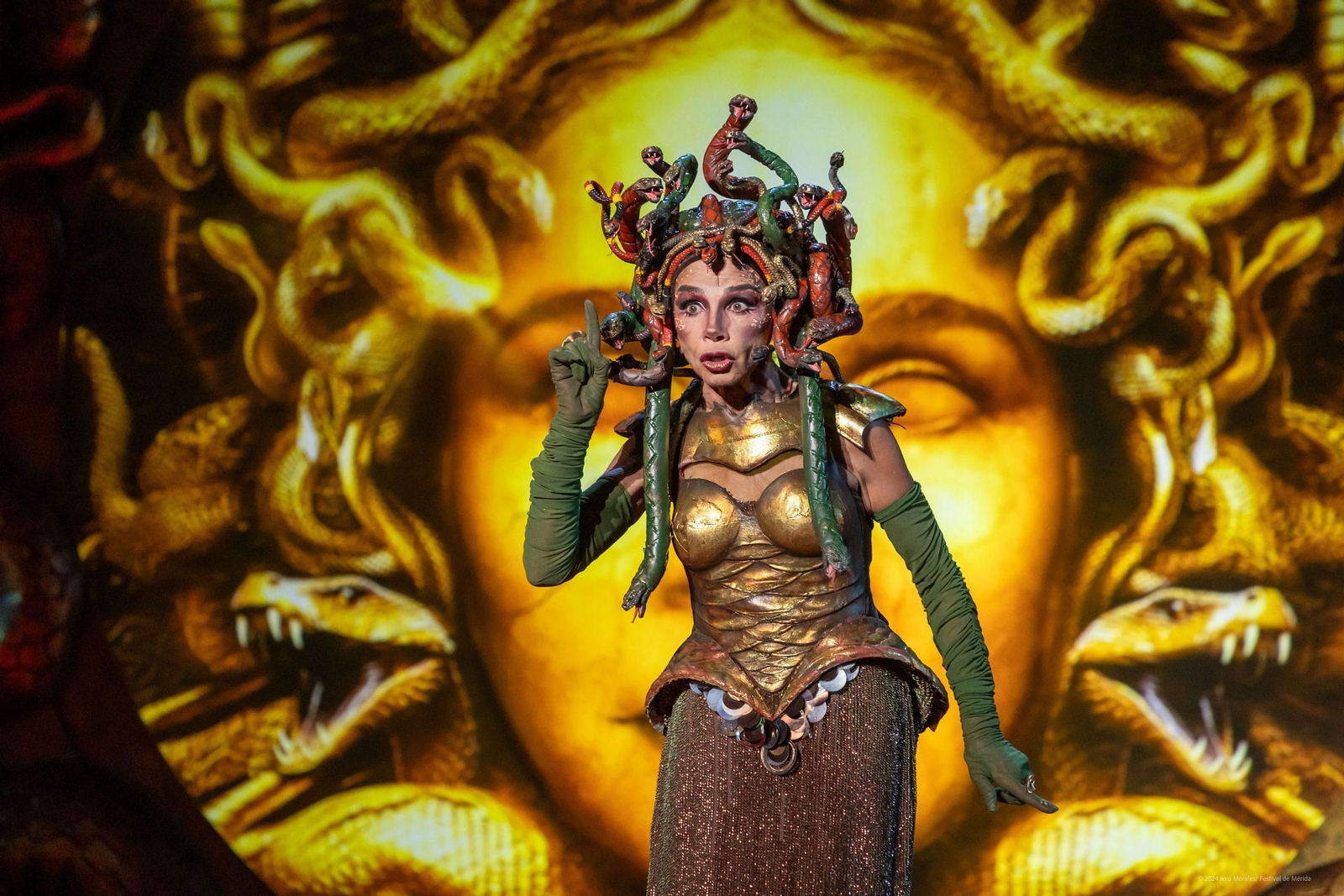 Victoria Abril como Medusa en la obra de teatro.