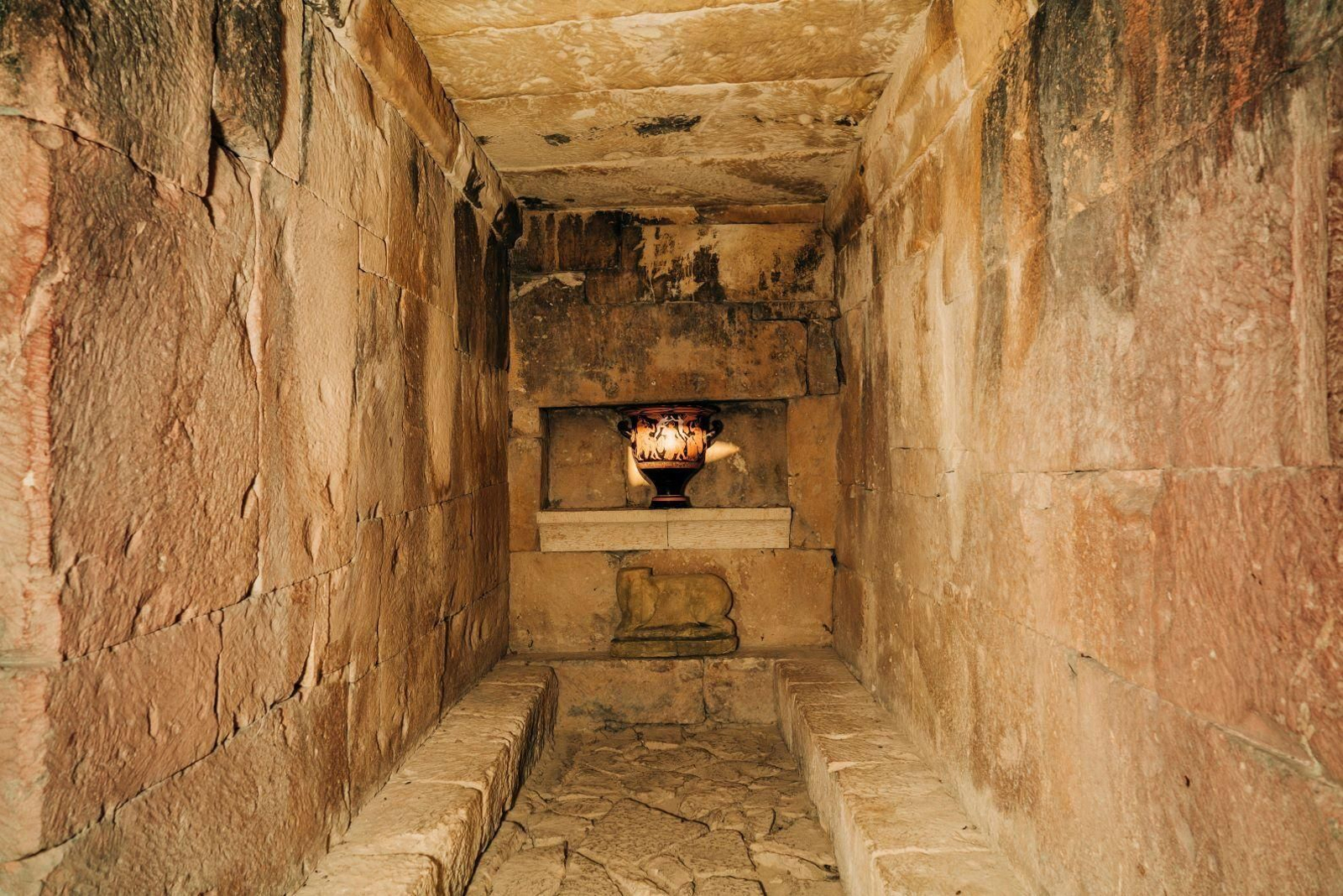 Interior de la Cámara Funeraria de Toya, en Peal de Becerro. Interior de la Cámara Funeraria de Toya, en Peal de Becerro.