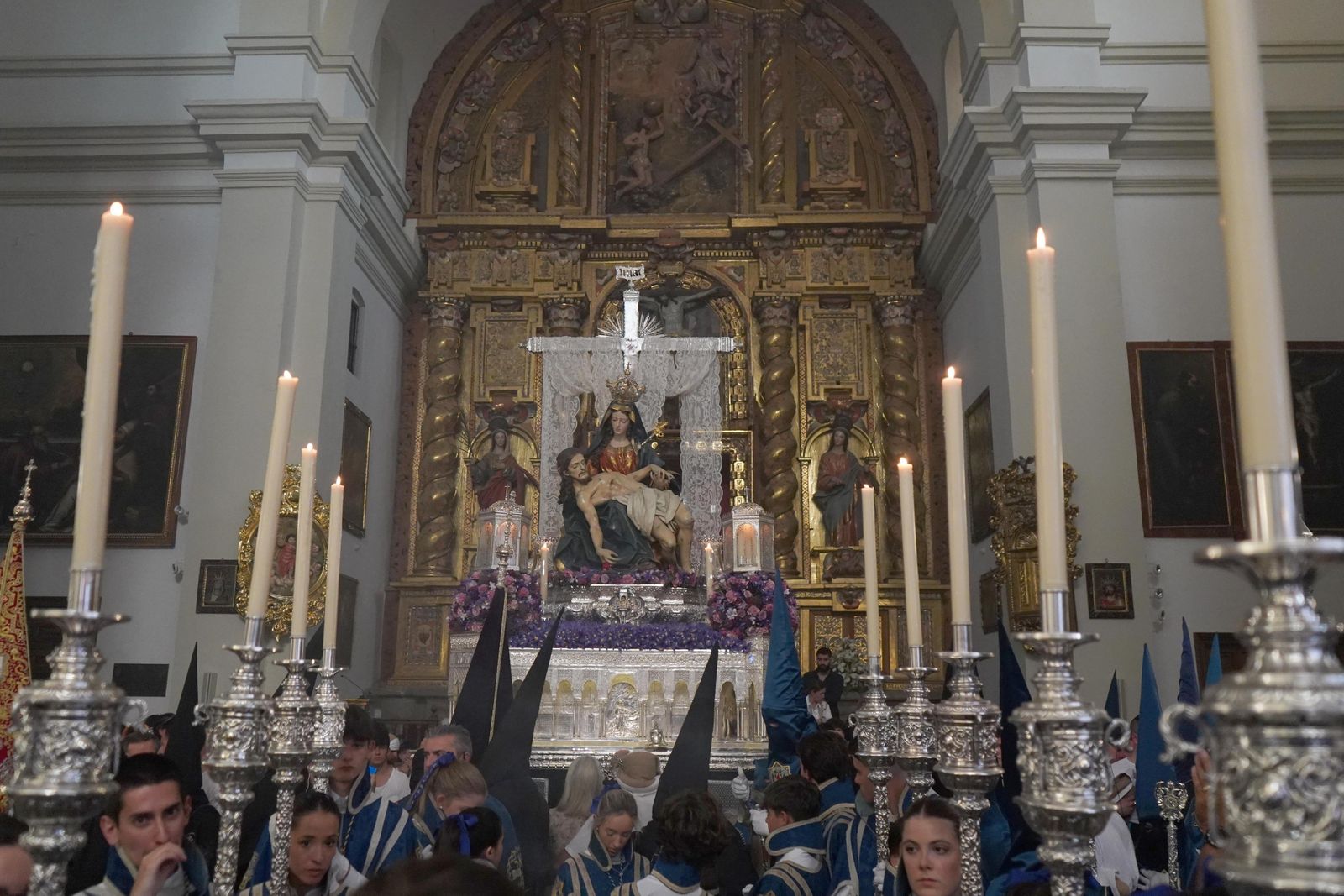 Las fotos de la salida de Santa María de la Alhambra y su bajada a Granada