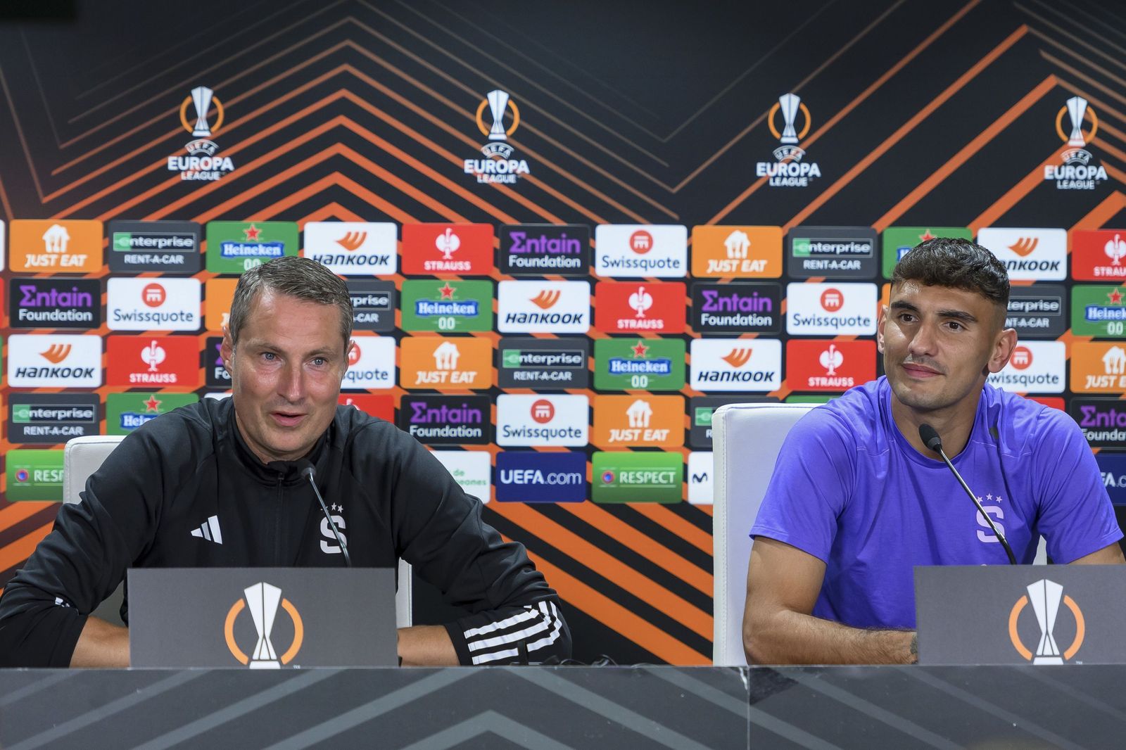 Brian Priske, entrenador del Sparta Praga, junto a Laci en la sala de prensa del Benito Villamarín.