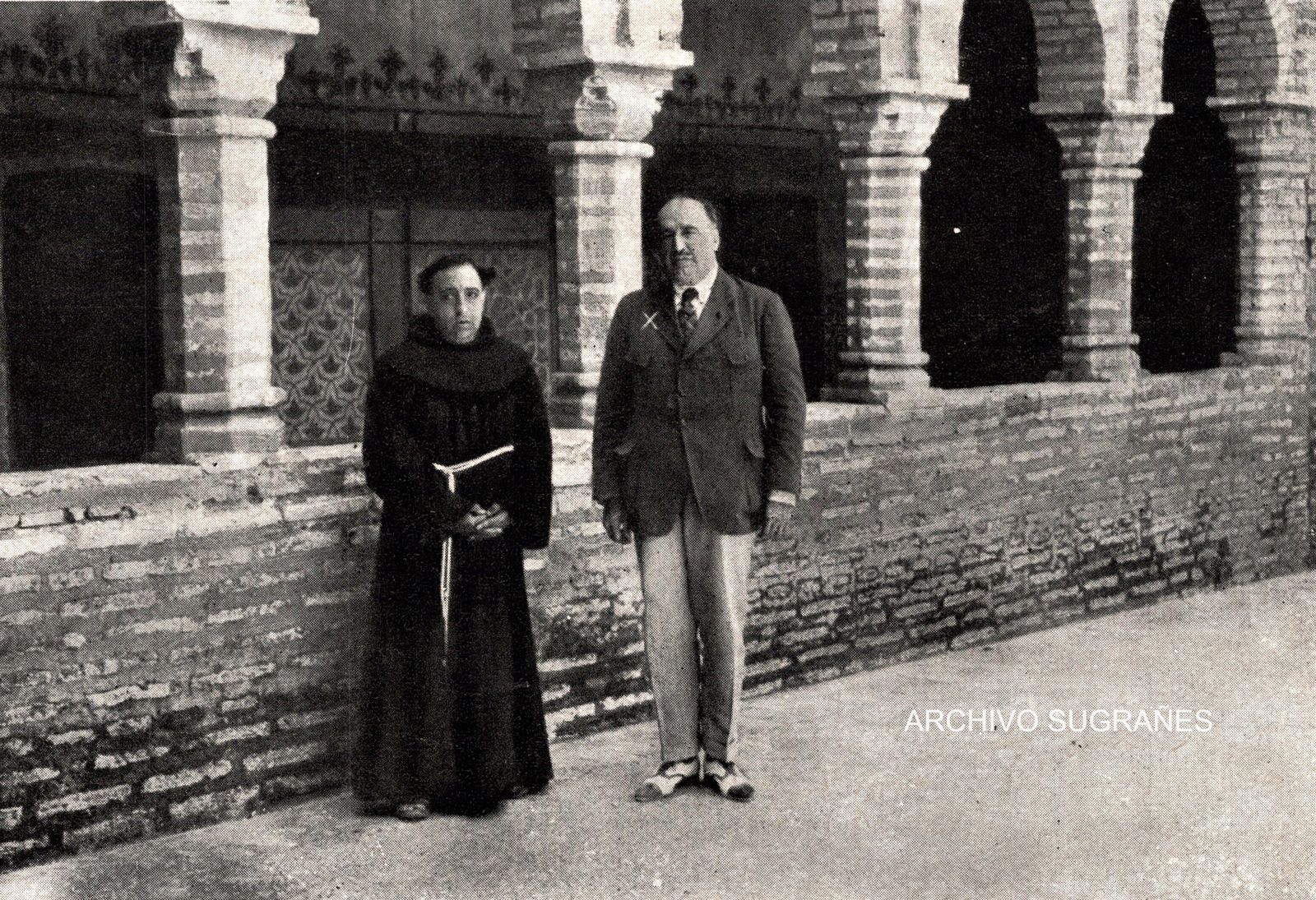 Vicente Blasco Ibáñez en un fraile franciscano en su visita a La Rábida en 1922.