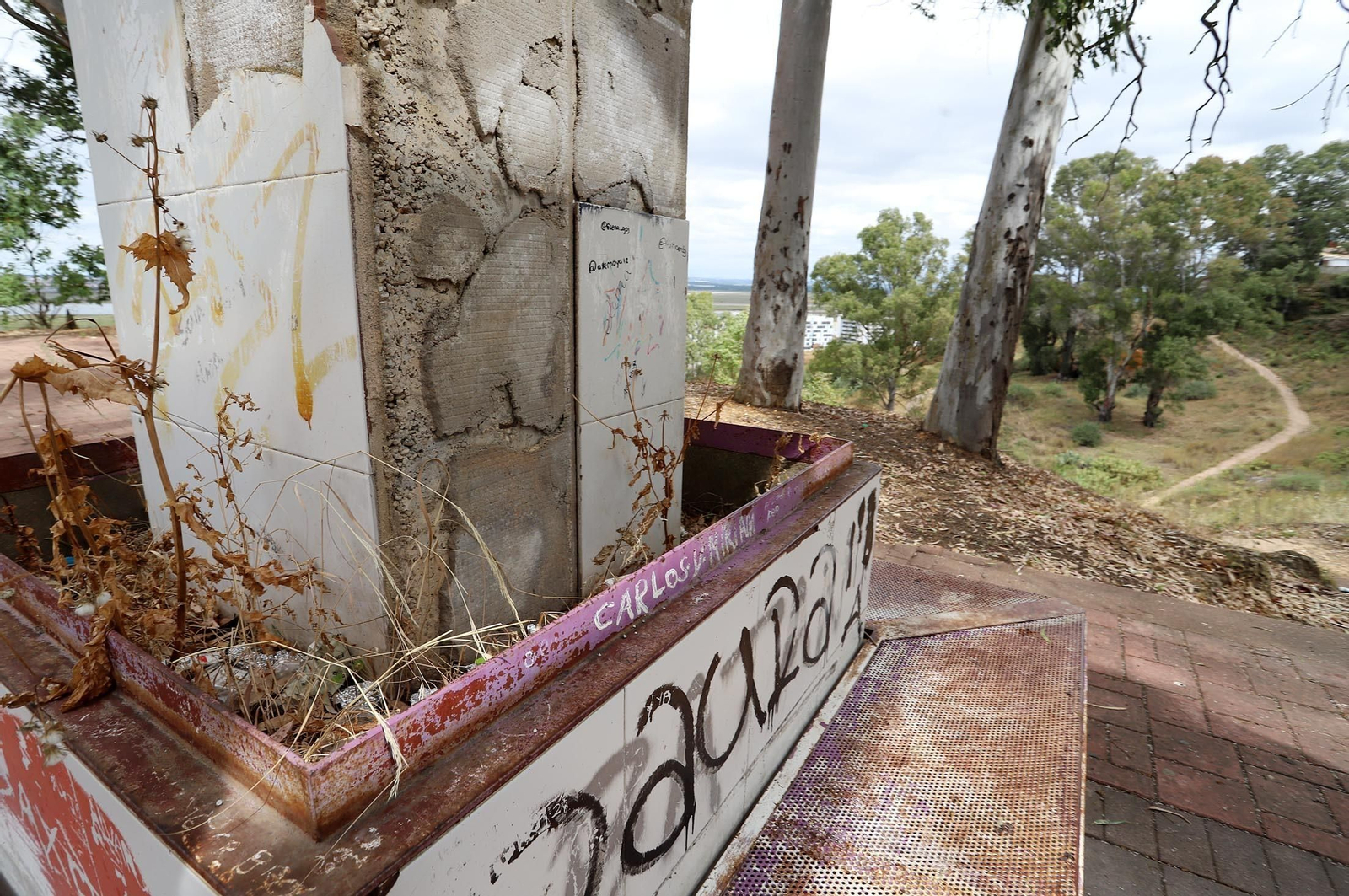 Imágenes de la suciedad, deterioro y abandono de los miradores del Conquero