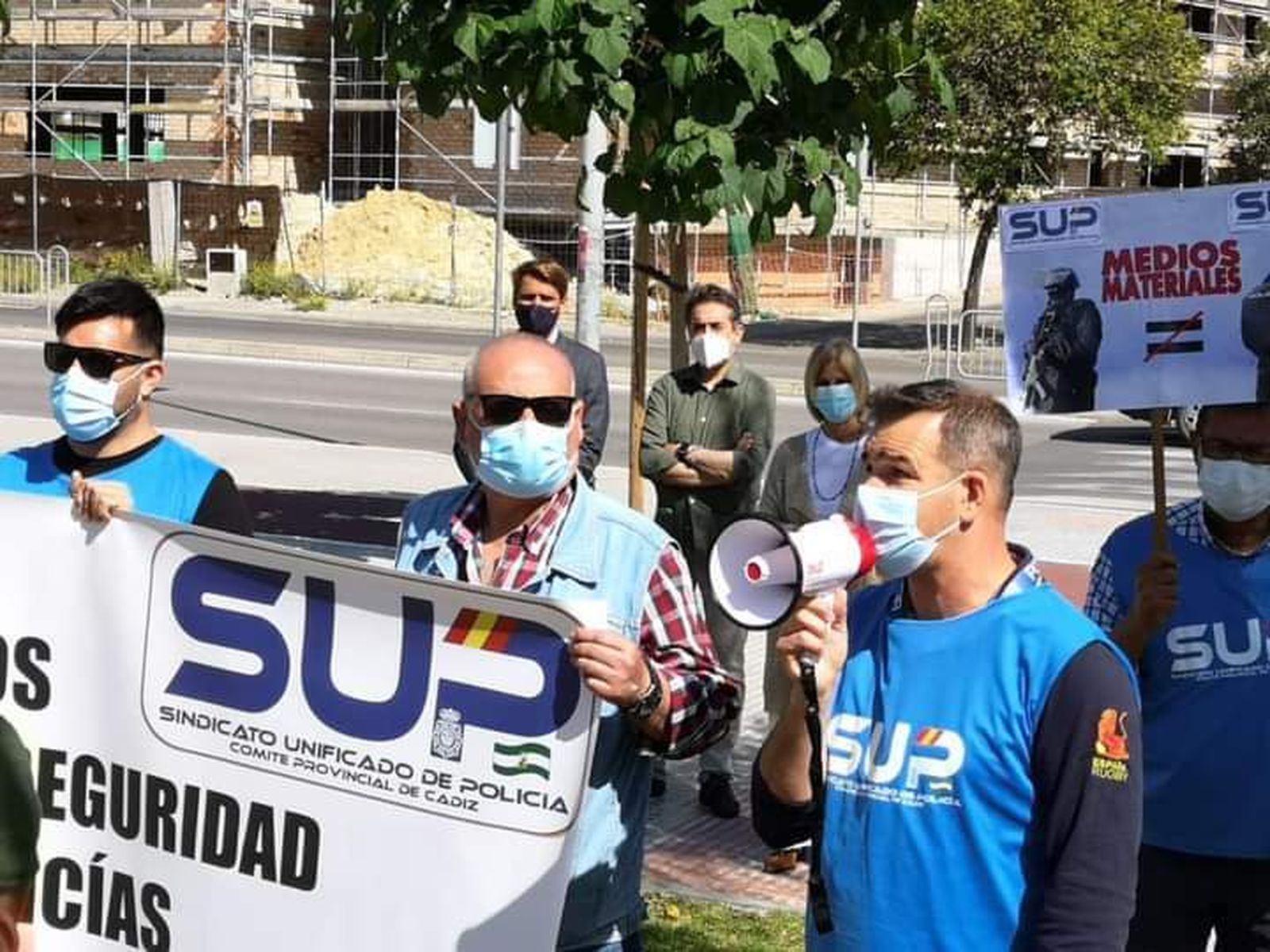 Mateos, García-Pelayo y Saldaña, ayer con los agentes.