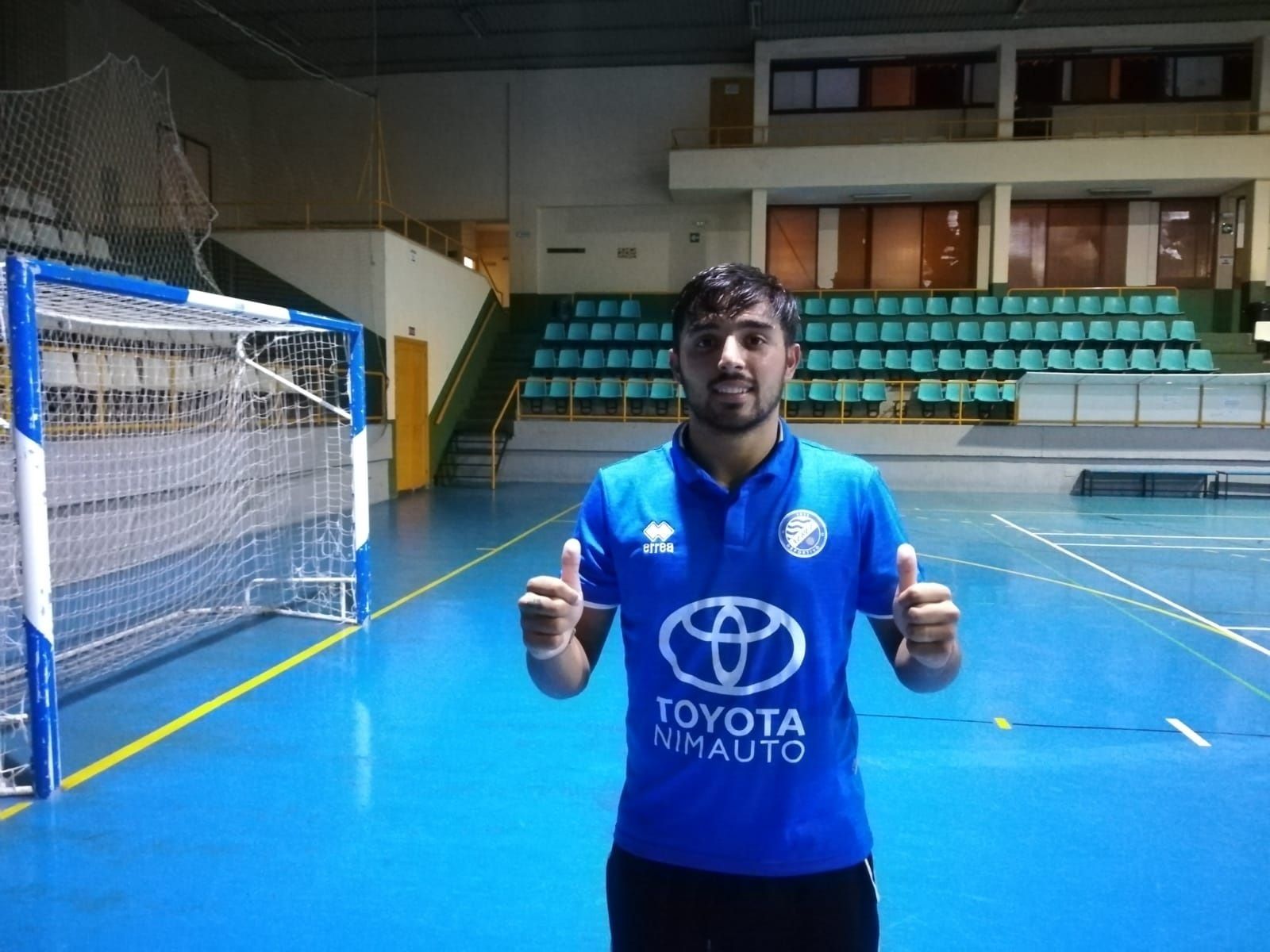 Samuel Moreno posa con la camiseta de su nuevo equipo.
