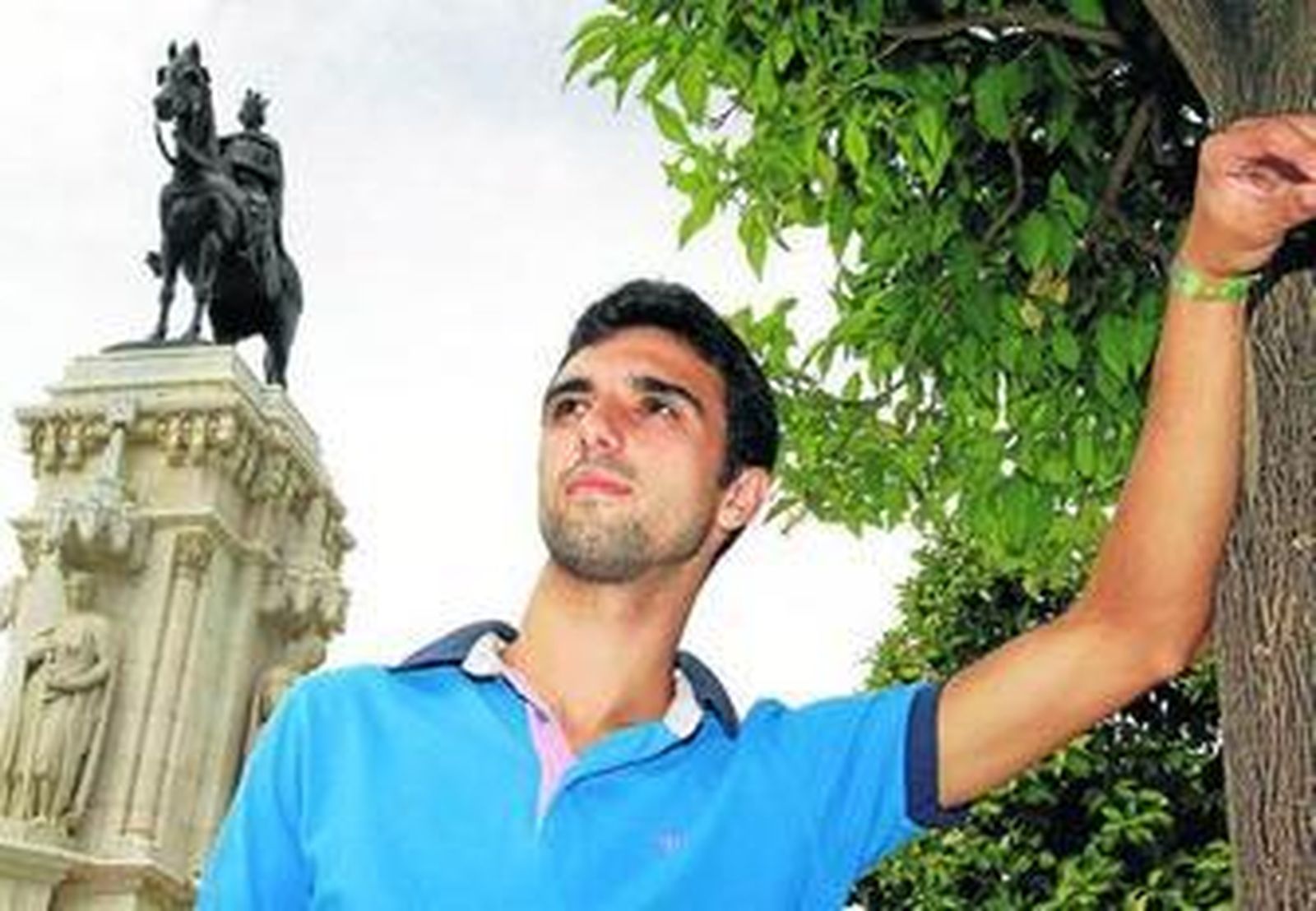 El joven matador de toros Miguel Ángel Delgado, ayer, en Sevilla, antes de la entrevista.