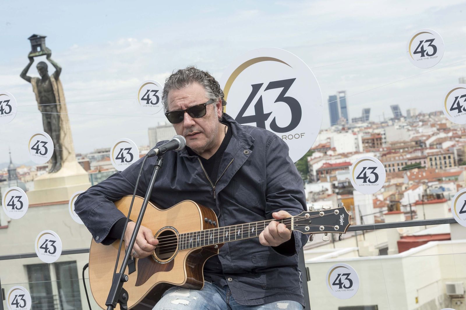Carlos Goñi en la presentación de la gira 43 Live the Roof.