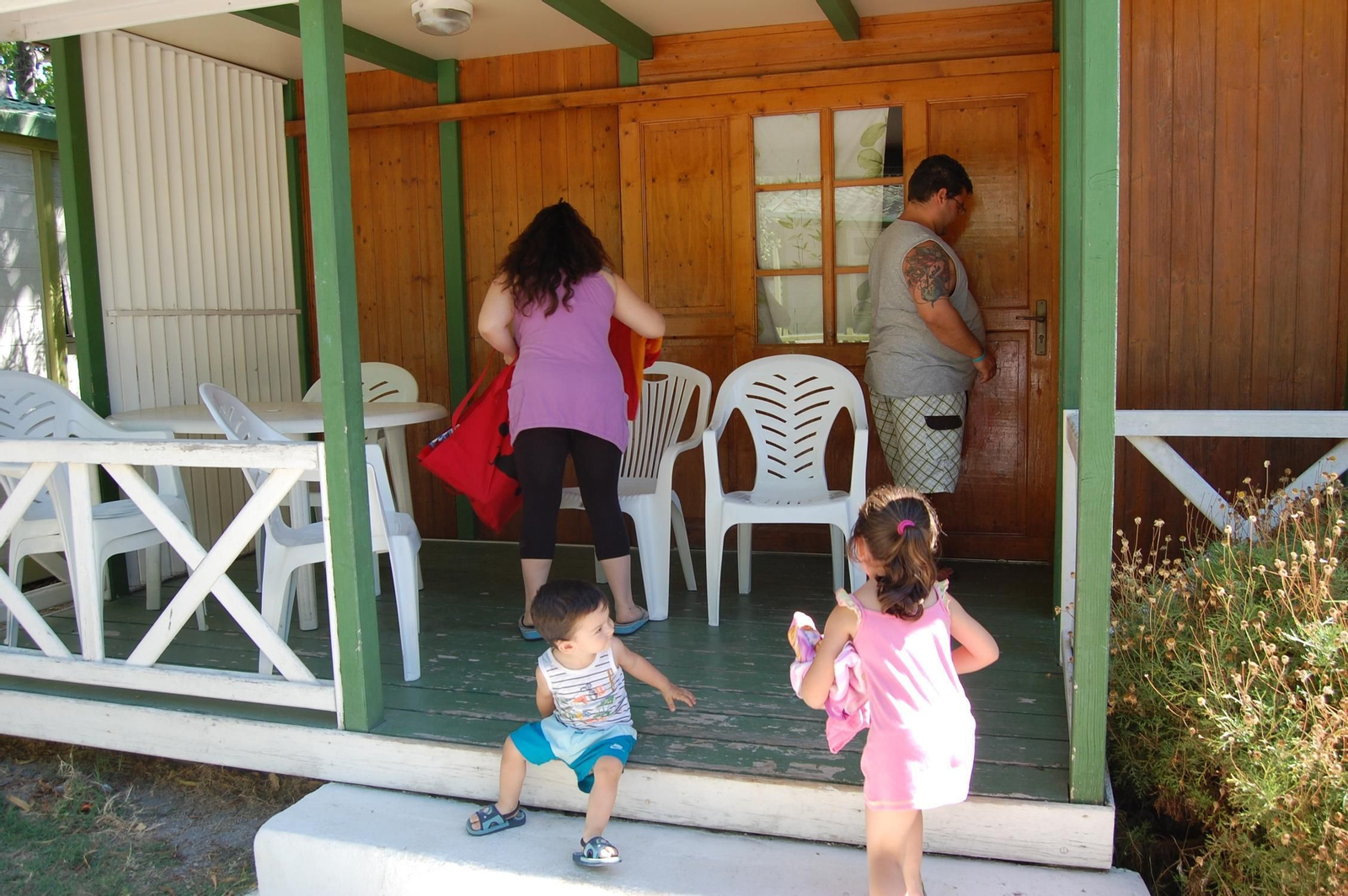 Imagen de archivo de una familia en un bungalow de un cámping