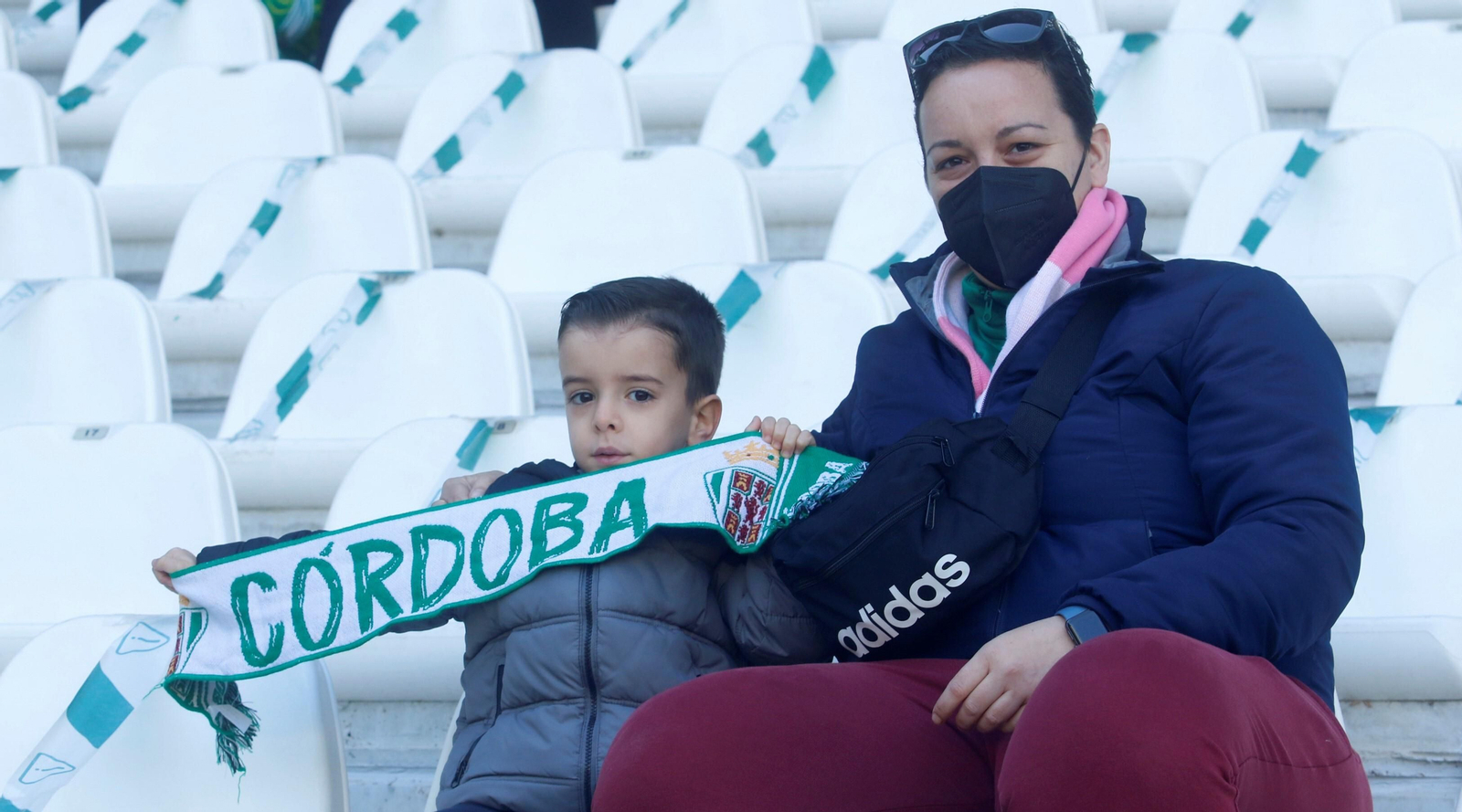 Una aficionada del Córdoba CF, junto a su hijo, en El Arcángel.