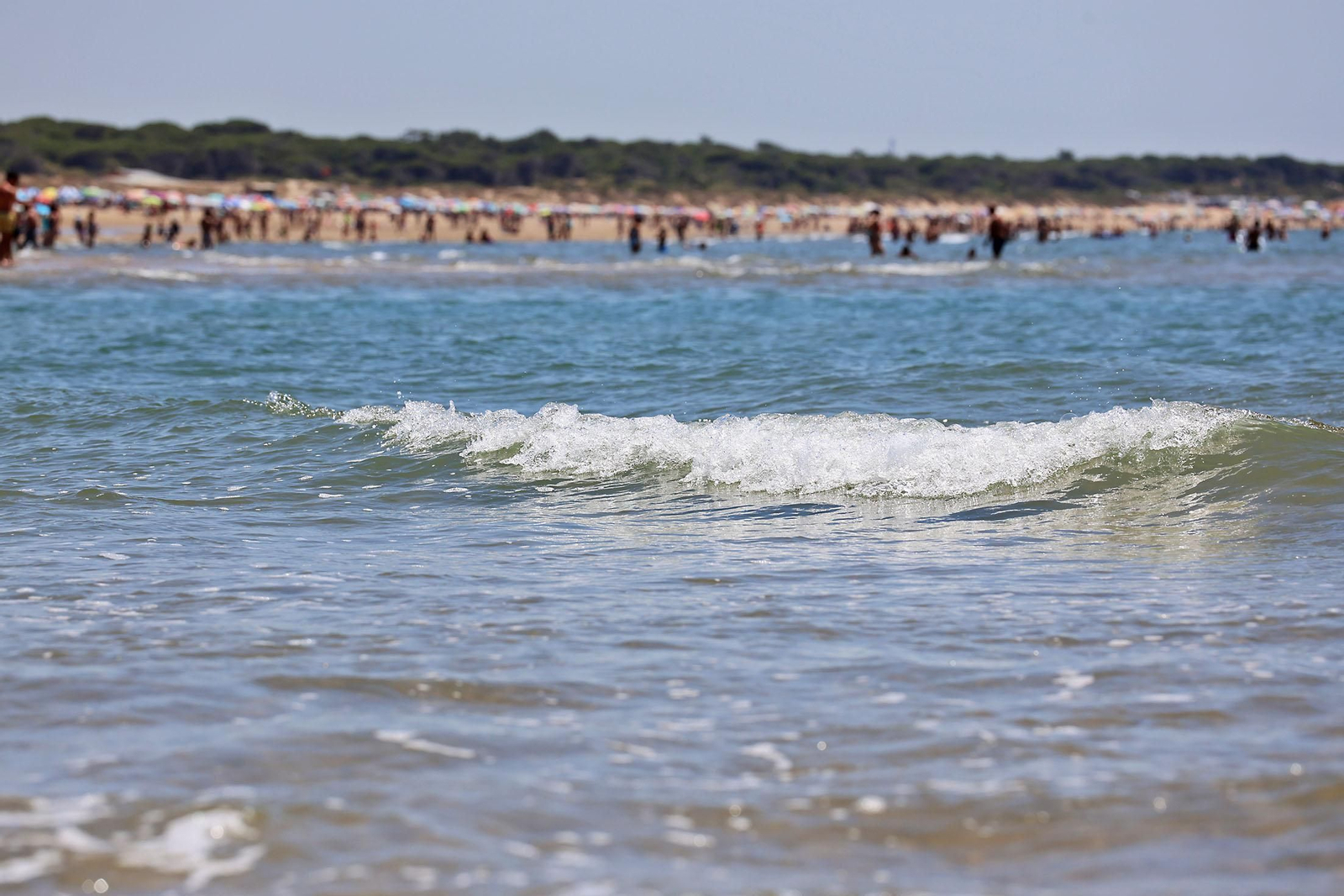 Ambiente en las playas de Huelva en la mañana de domingo