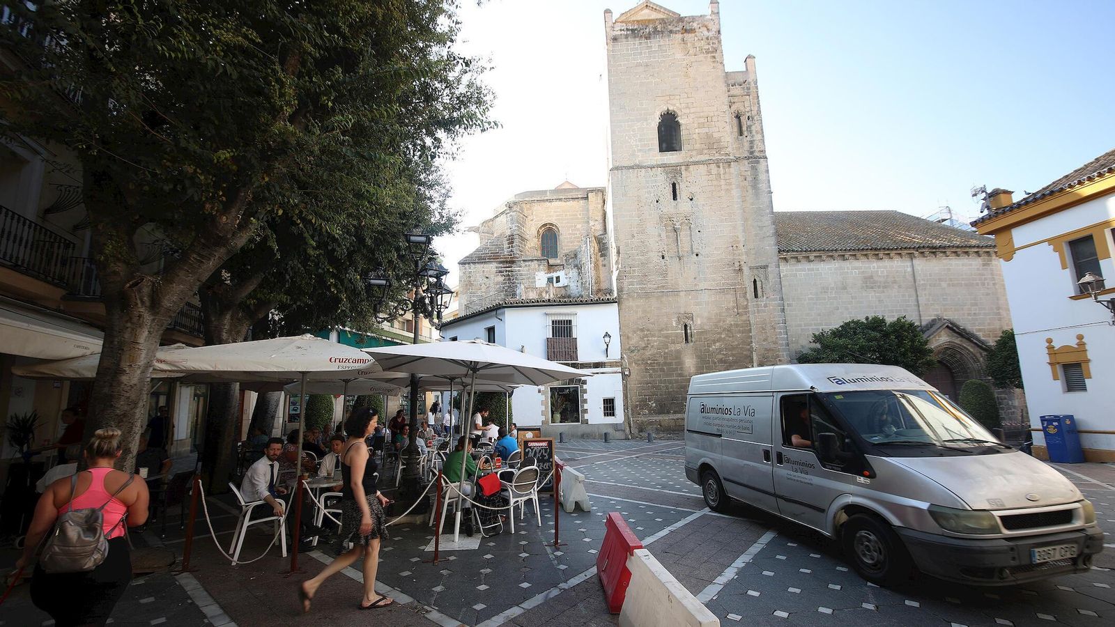 Una furgoneta atraviesa la plaza Pateros este jueves.