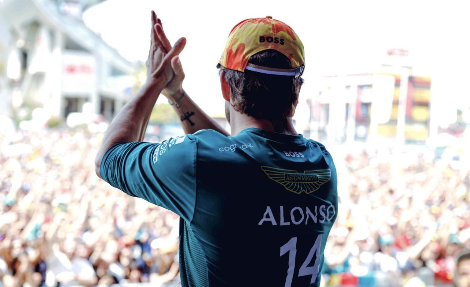 El piloto español de Aston Martin, Fernando Alonso, saluda al público.