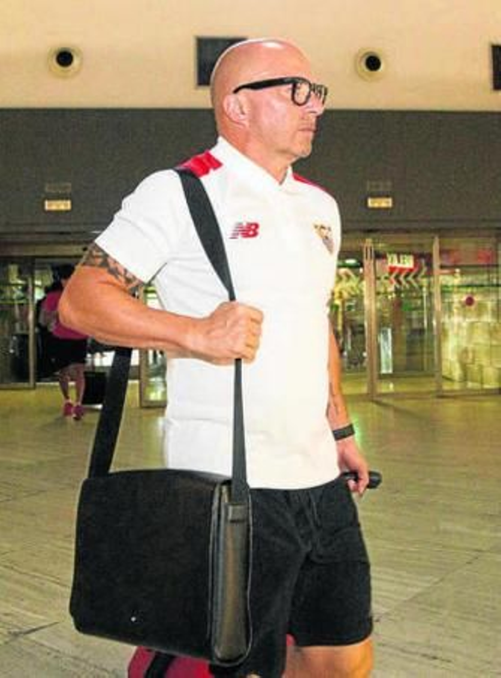 Jorge Sampaoli, con su ordenador, antes de volar a Bilbao.