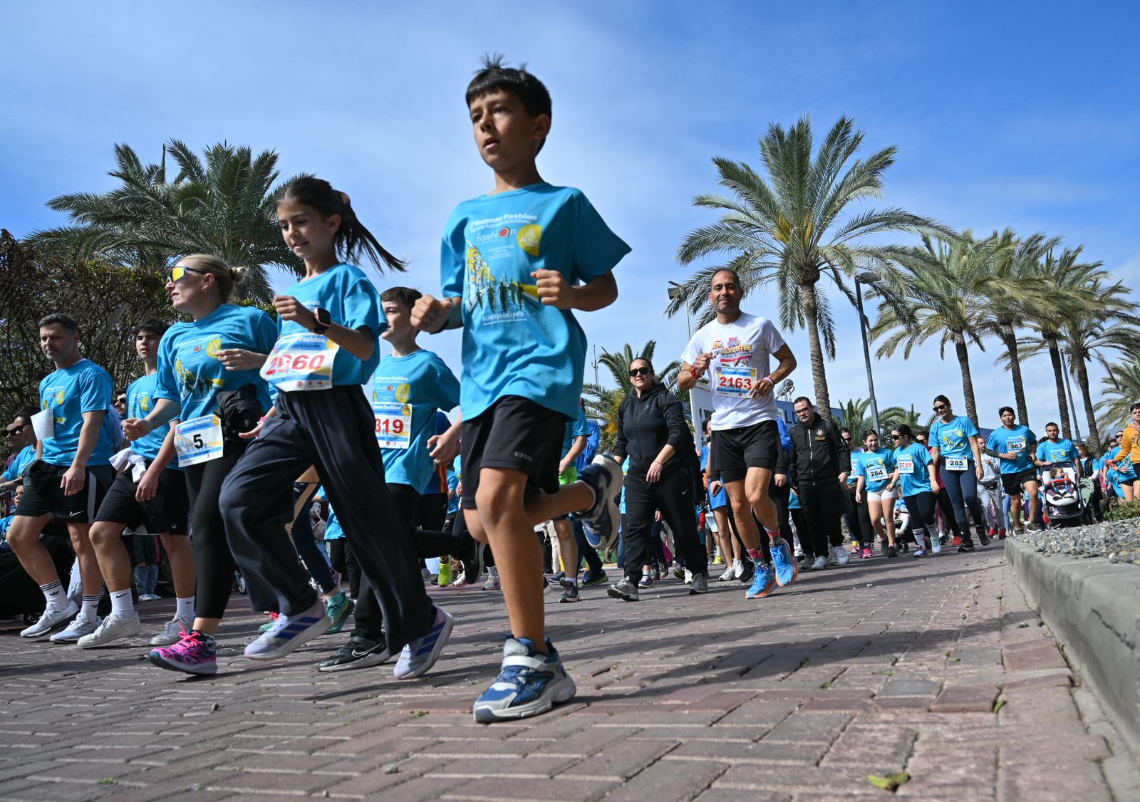 Dos mil almerienses se unen a la carrera azul por el autismo de Altea