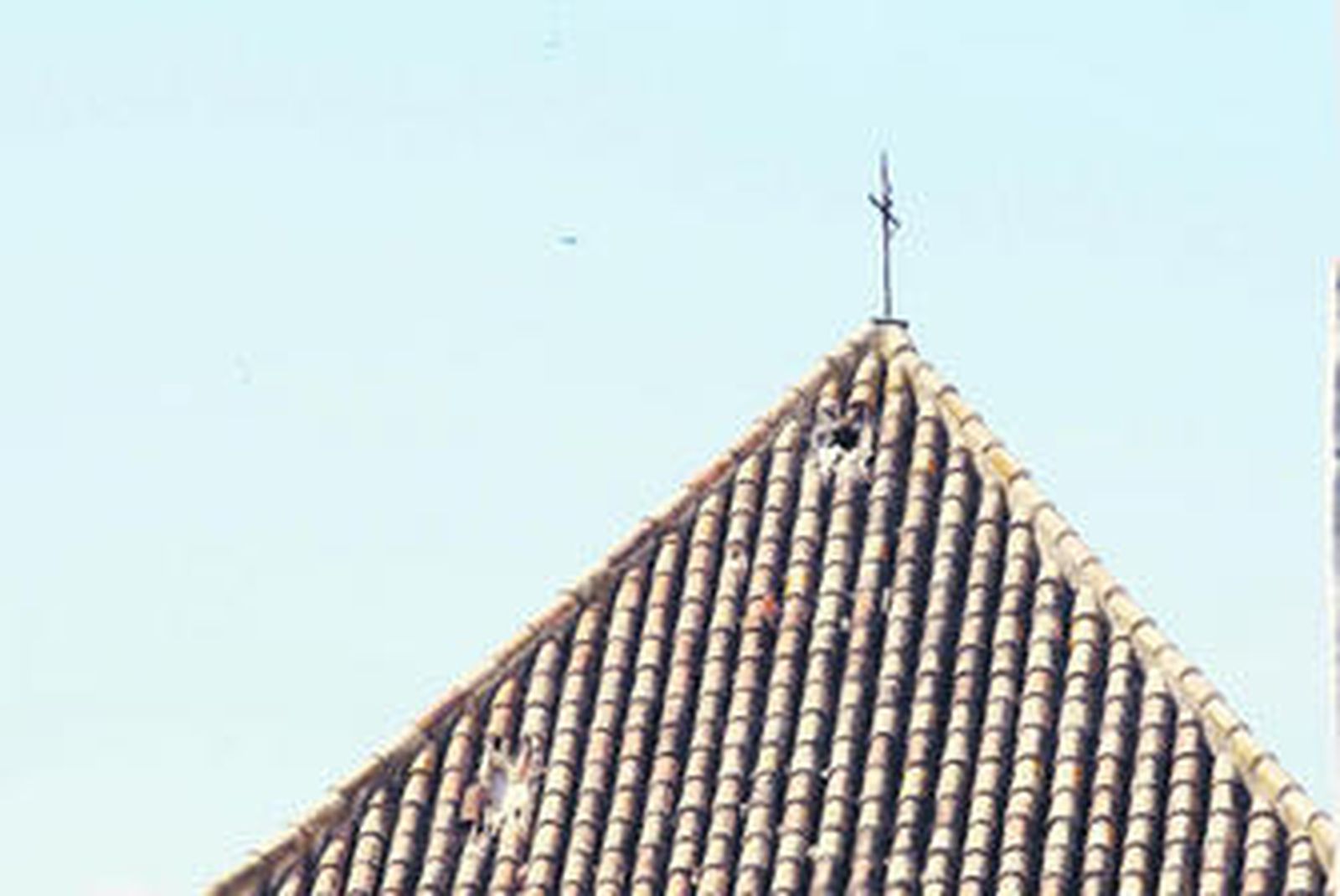 Una imagen de los desperfectos en la techumbre de la torre de la iglesia.