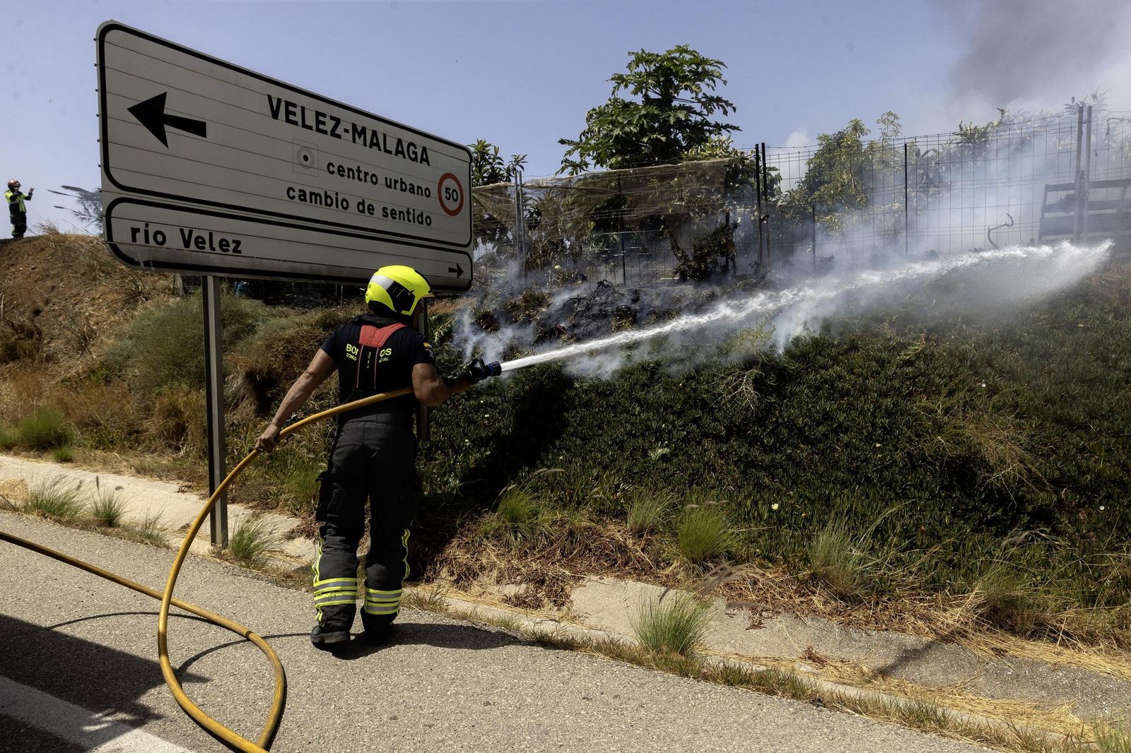 El fuego arrasa una empresa de subtropicales y un almacén de leña en Vélez-Málaga