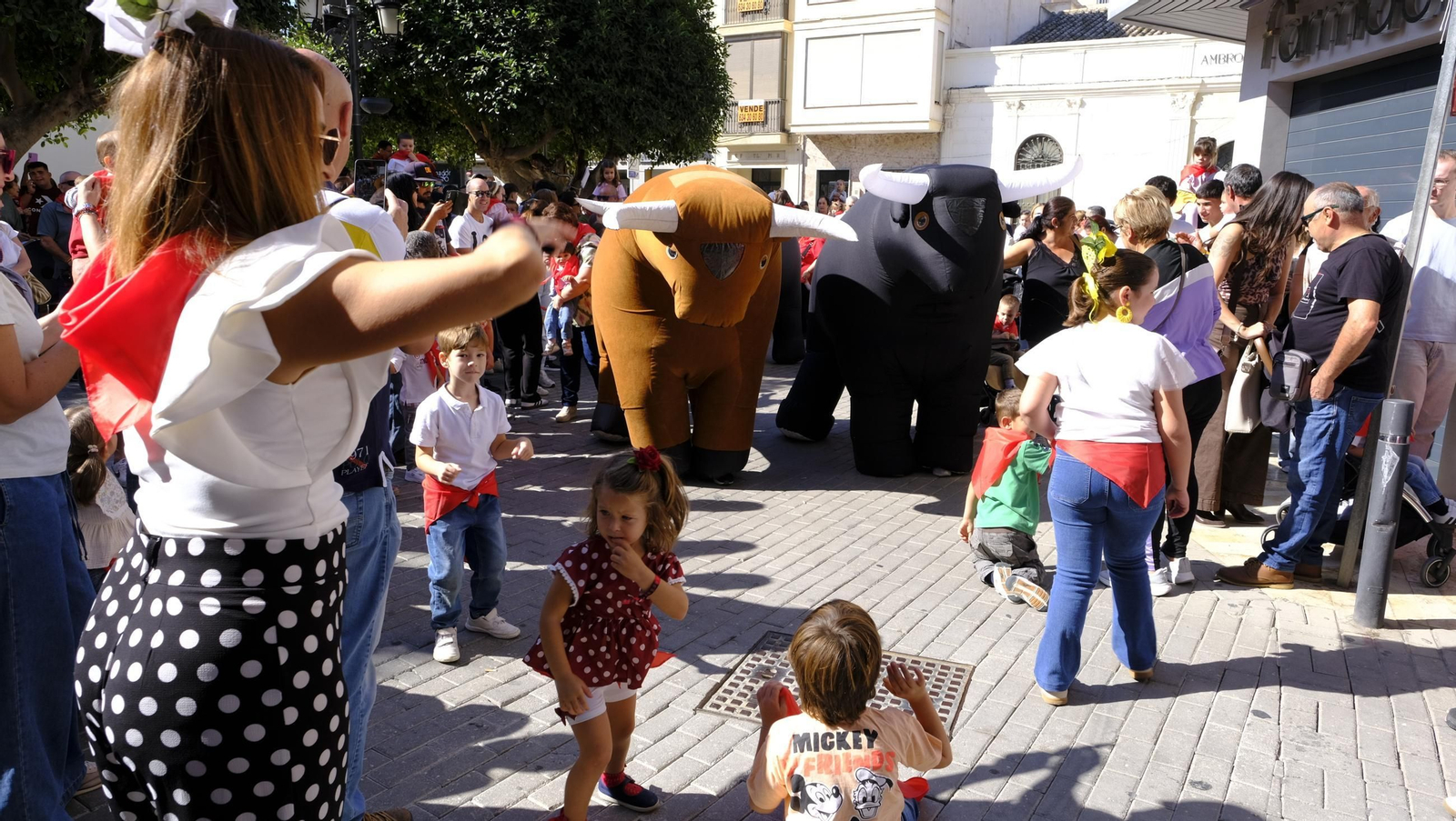Encierro infantil y gigantes y cabezudos en las Fiestas de Huércal Overa, en imágenes