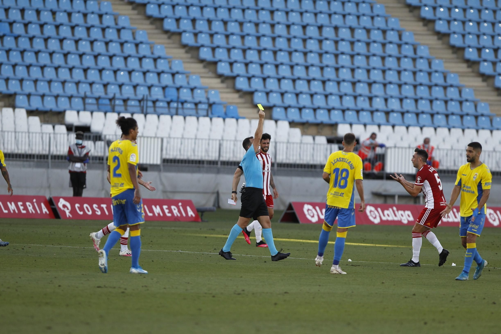 La amarilla a Aguza, tan injusta como el gol anulado a Juan Muñoz.
