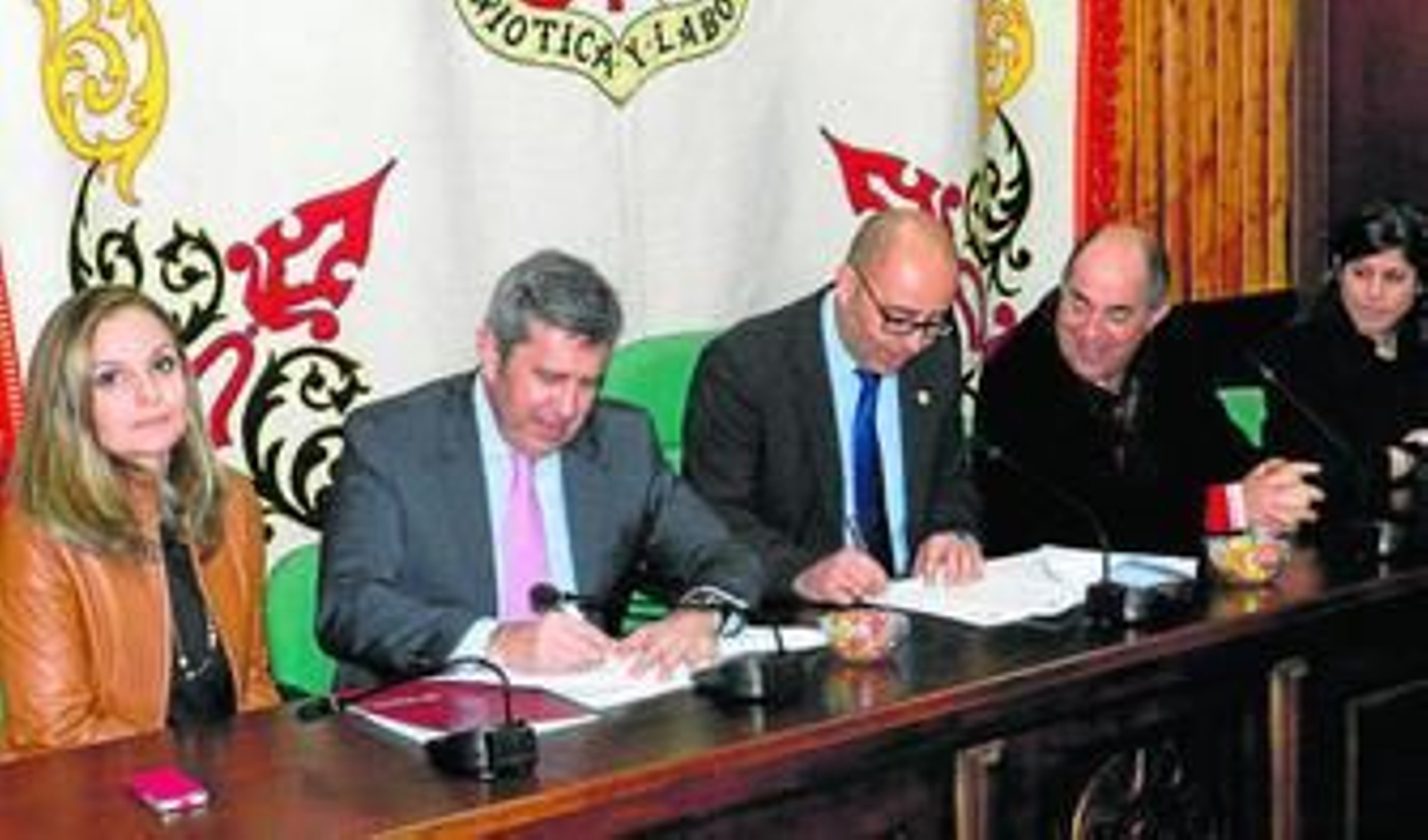 El alcalde rubricó el pasado mes de febrero el convenio con la Fundación INCYDE y la Cámara de Comercio.