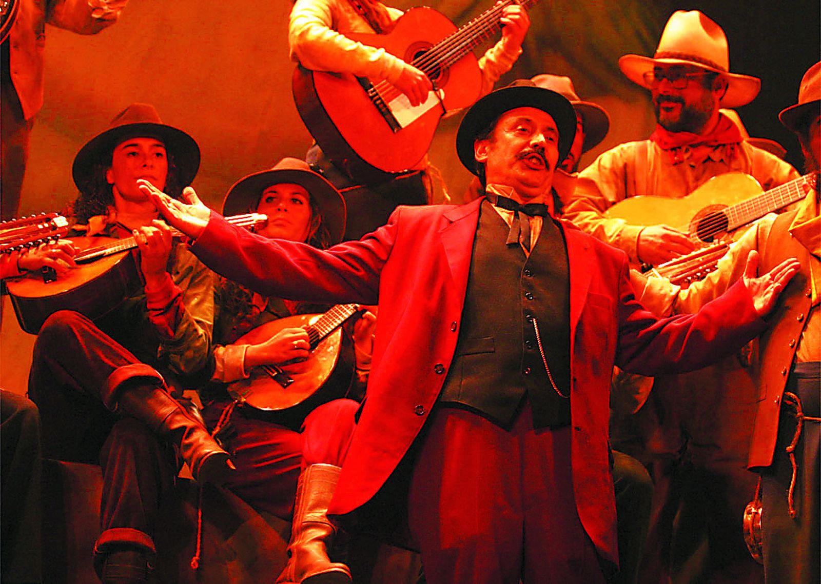 Coro 'De 25 quilates', con Antonio García a la guitarra.