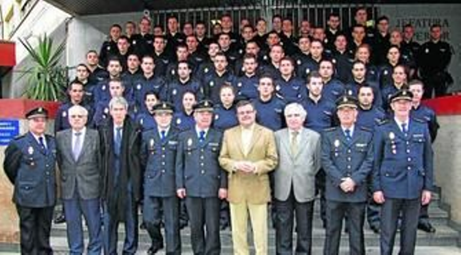 El coche 'ponemultas' denuncia 30 vehículos de la Policía Nacional