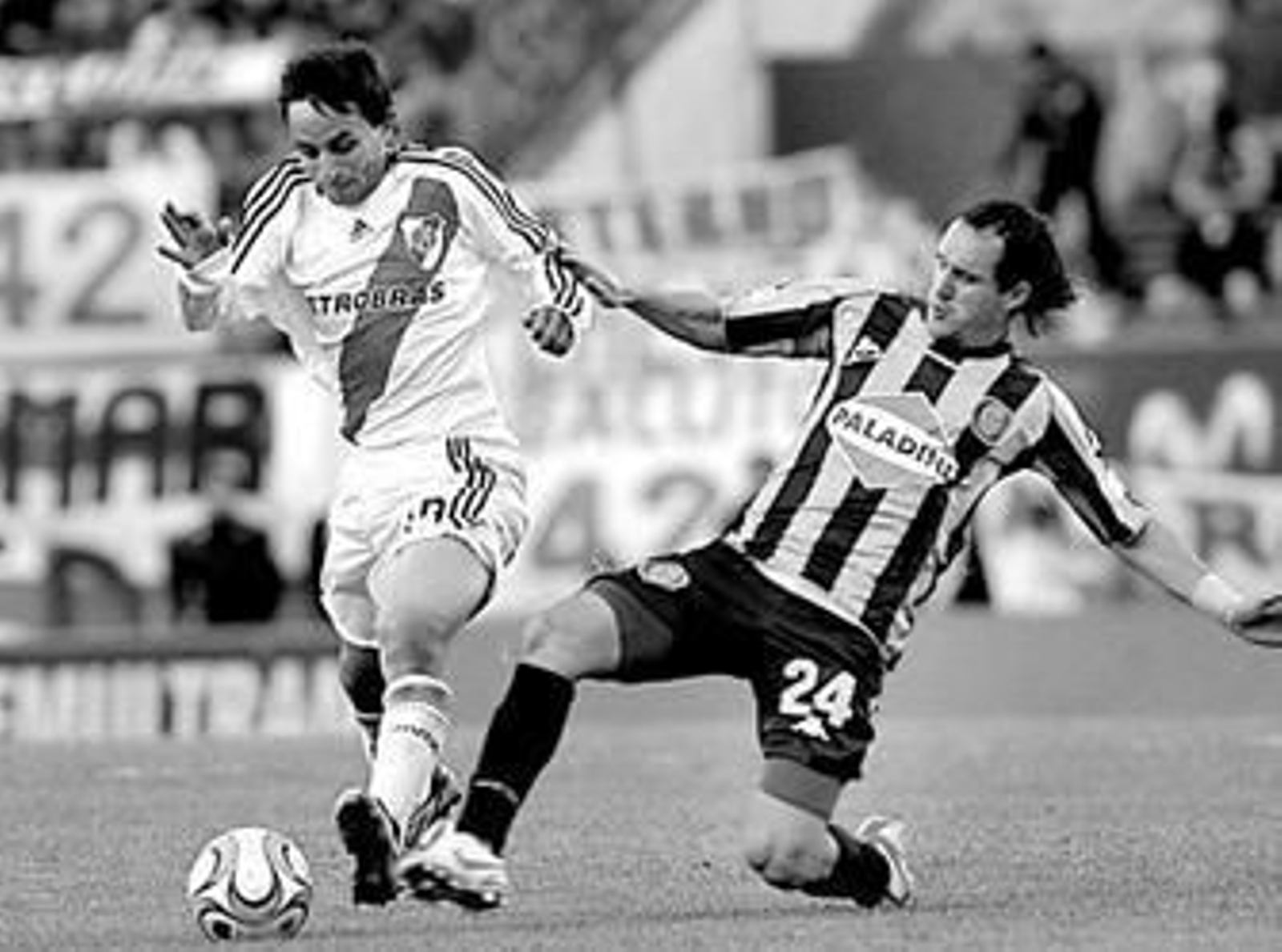 Leonardo Borzani, a la derecha con el 24 en el pantalón, lucha por un balón con Diego Barrado.