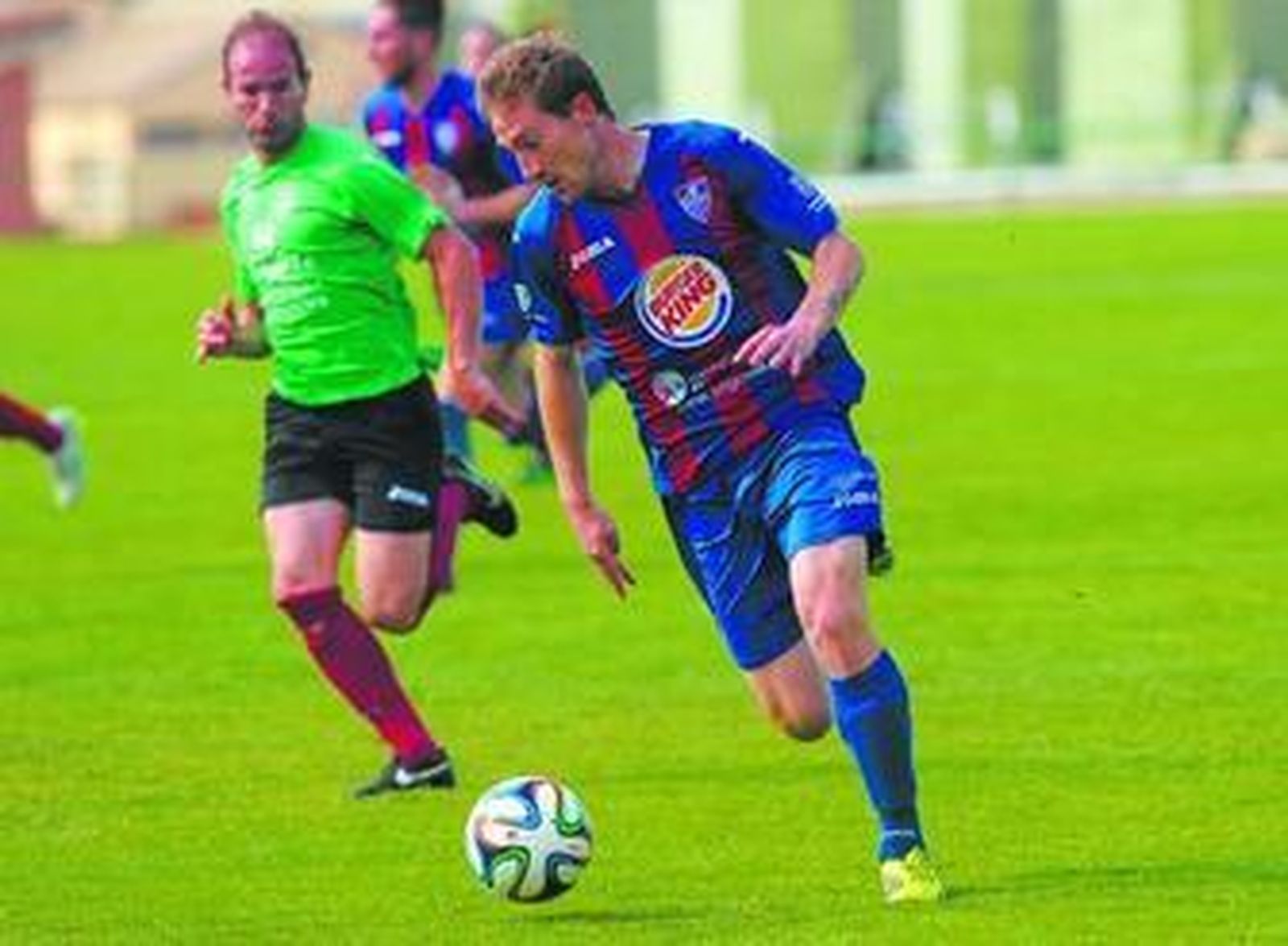 Dani Arribas, máximo artillero de la Segoviana, conduce el balón en un duelo de liga.