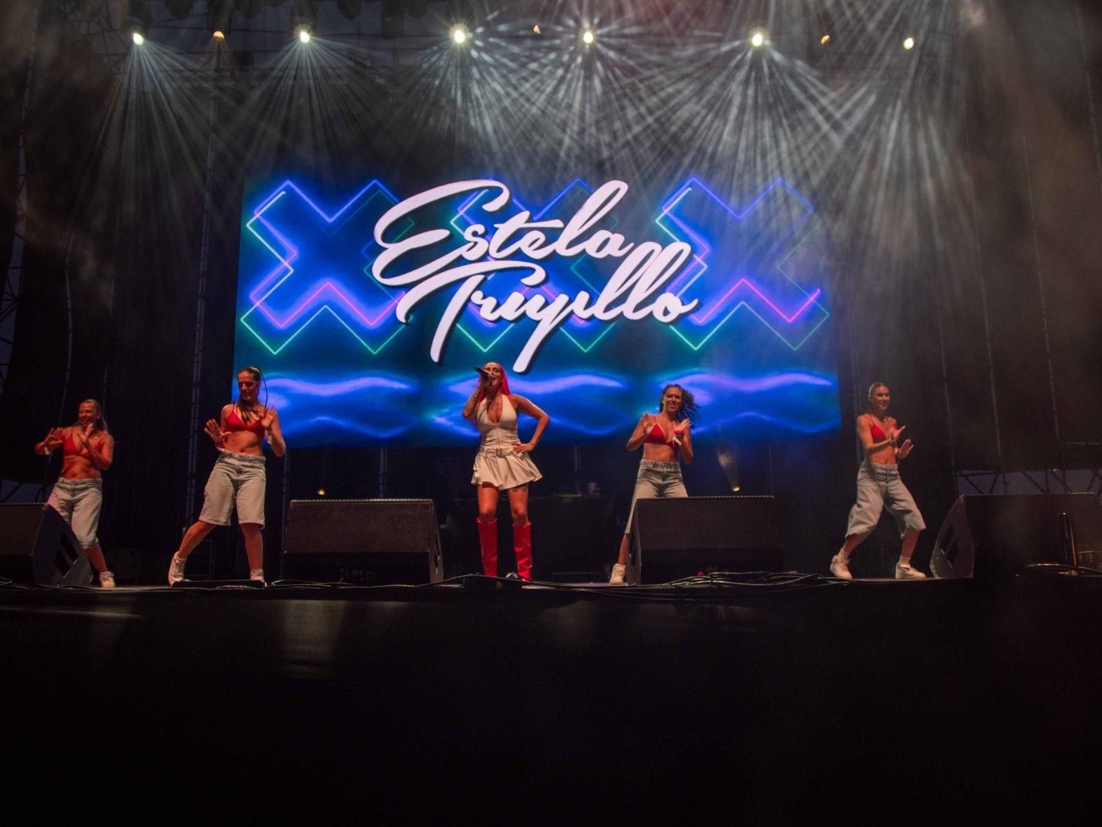 Estela Trujillo durante su gran actuación en Salinas Sound.