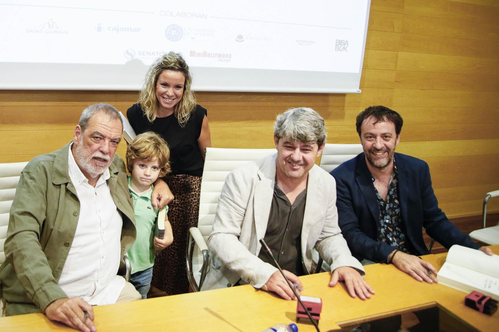 Carmen Mola presenta su libro "El clan" en la Casa de las mariposas de Almería, en imágenes