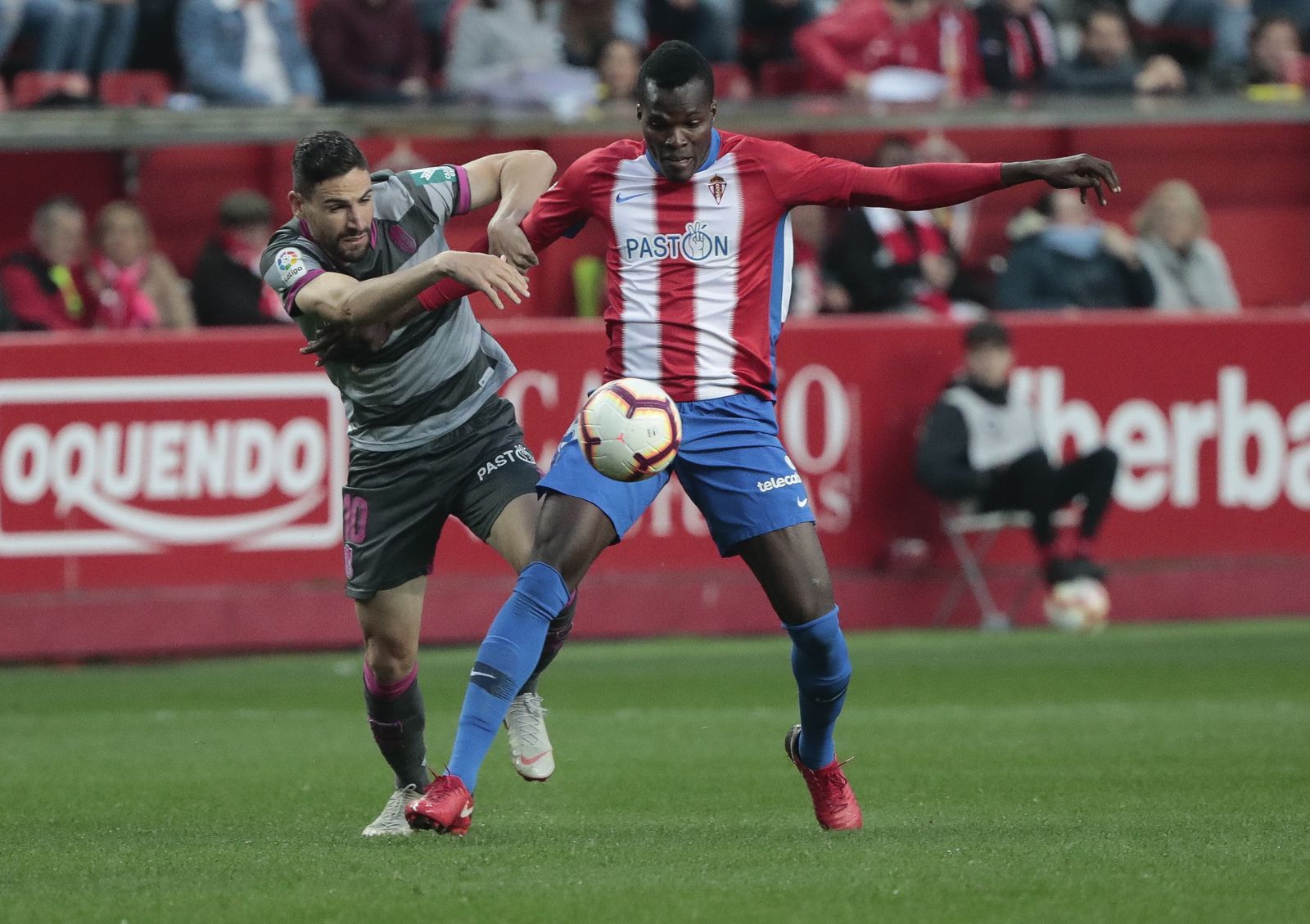 Puertas pugna con Cofie en el duelo del pasado viernes en El Molinón.