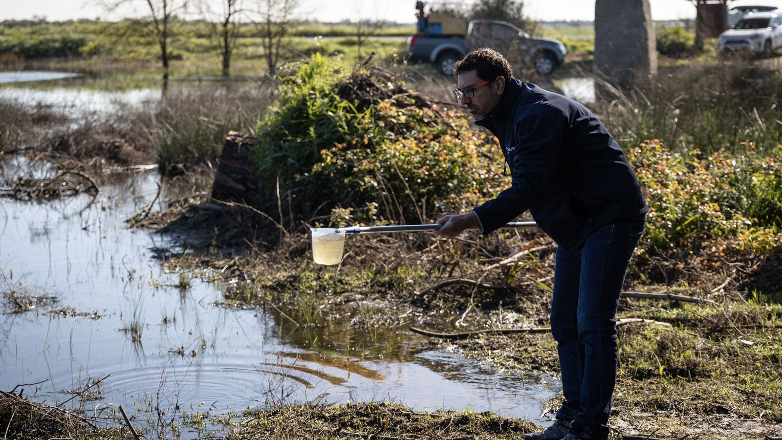 Recogida de muestras de agua en la laguna en busca de larvas de mosquitos.