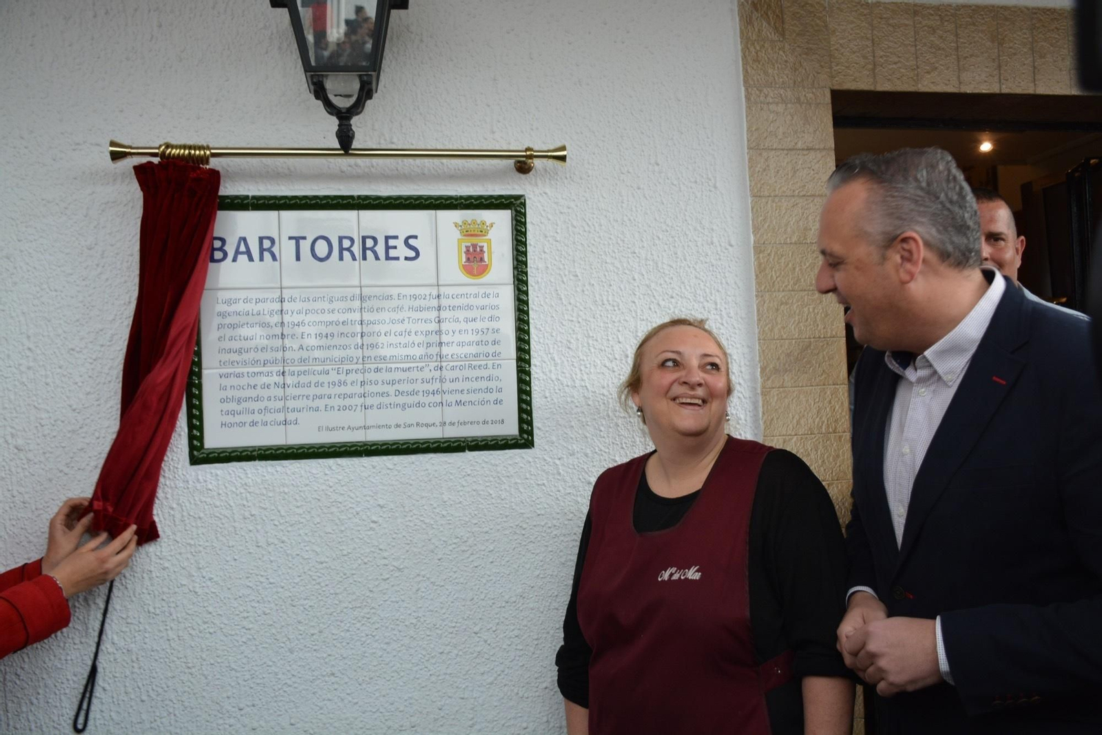 María del Mar Torres y Juan Carlos Ruiz Boix, ayer tras descubrir la placa.