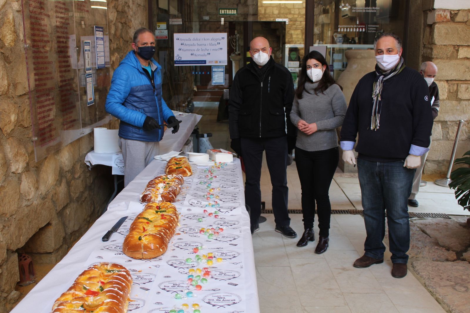 El roscón de Reyes gigante y solidario de Lucena, en fotografías