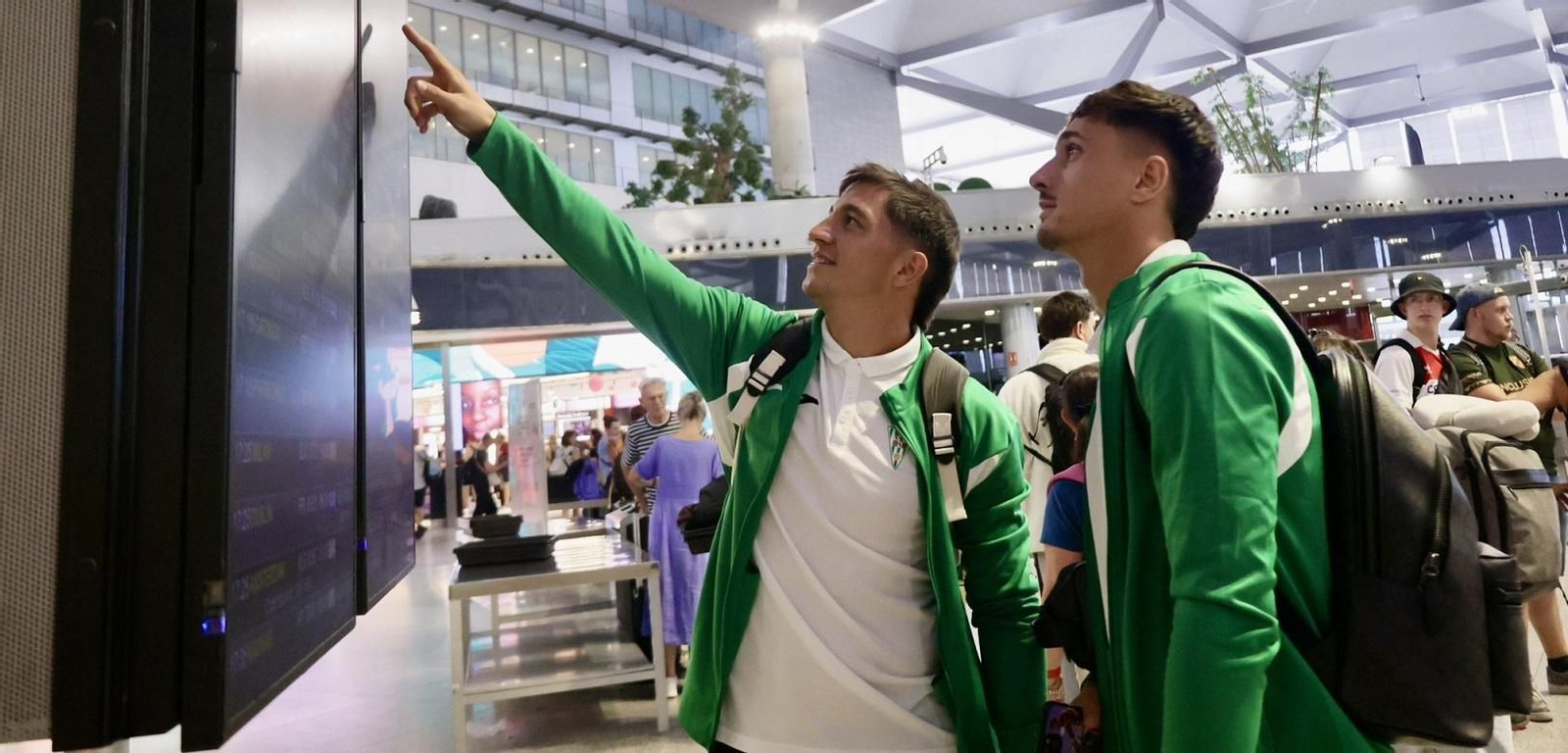 Carracedo señala a Vilarrasa el vuelo que deben coger.