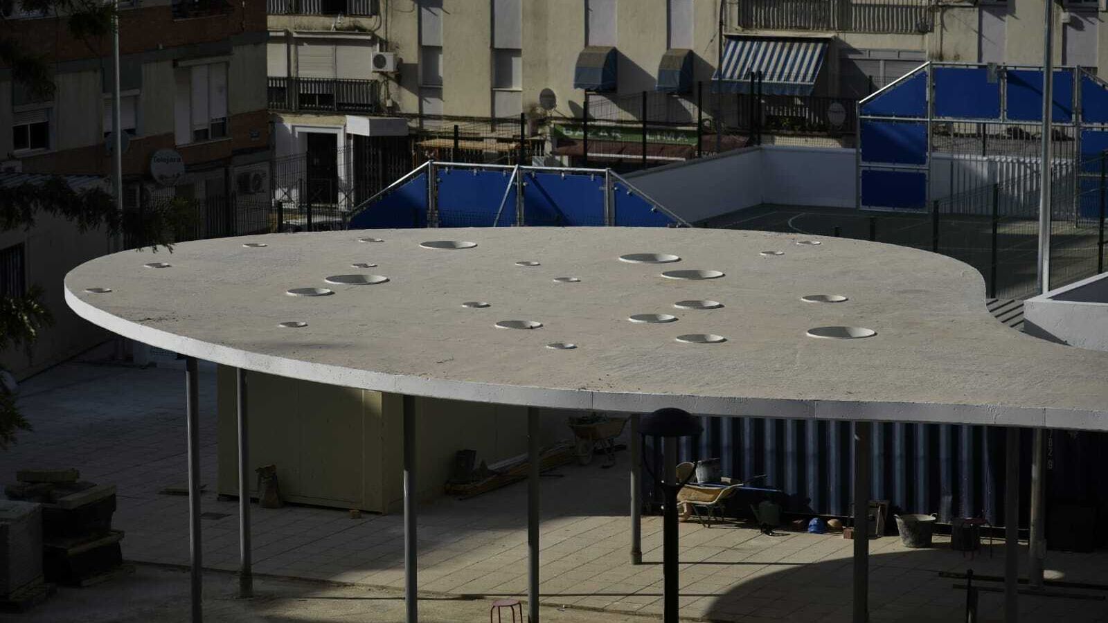 Una de las pérgolas construidas, con las pistas deportivas al fondo