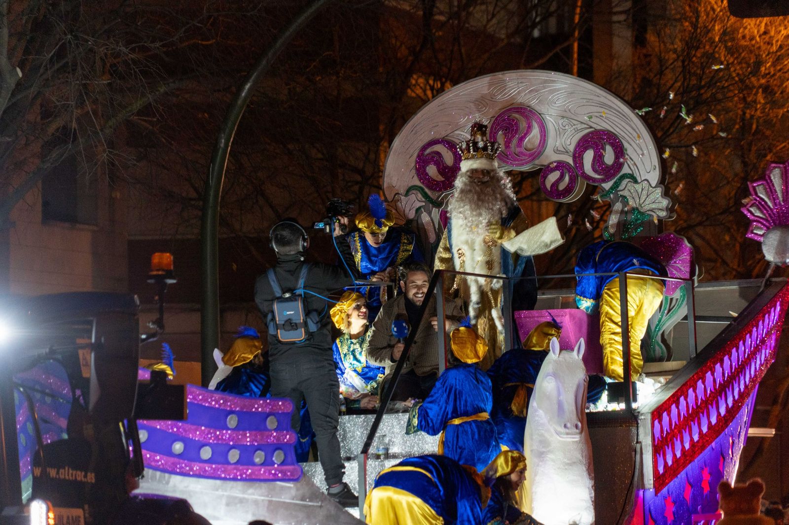 Las mejores fotografías del recorrido y la llegada al ayuntamiento de la cabalgata de Reyes Magos 2026