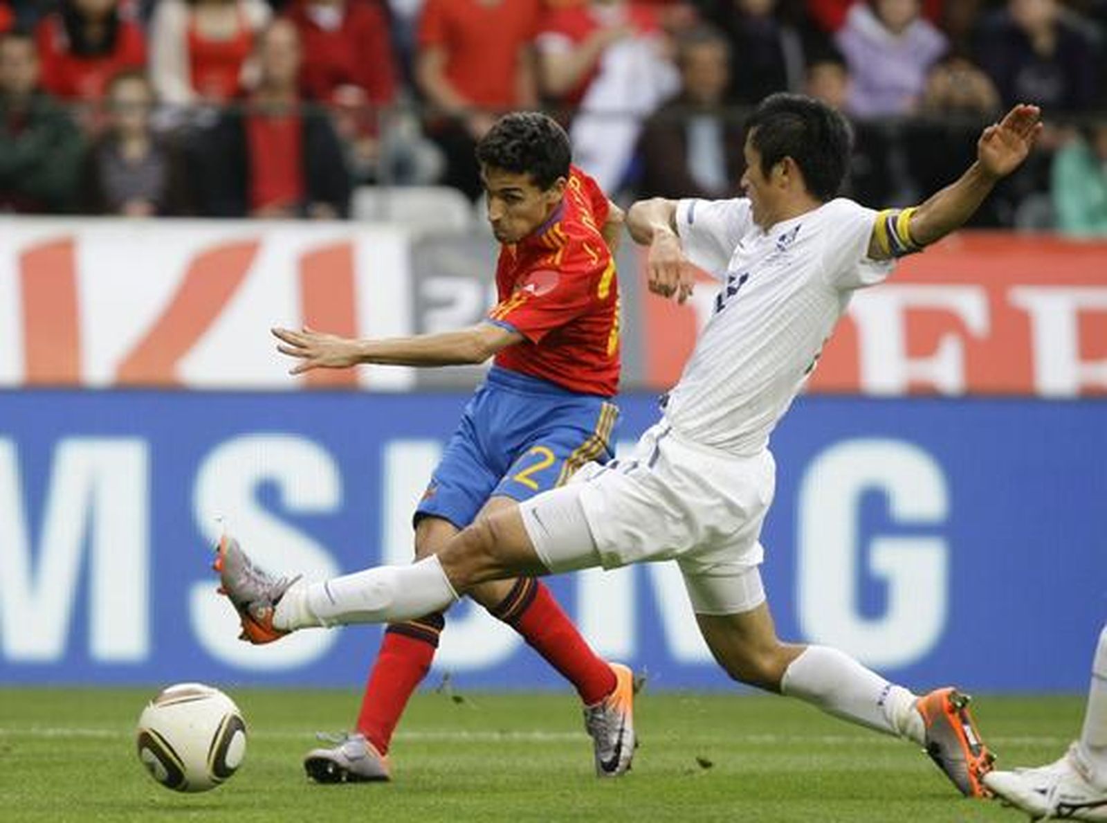 España sufre para superar a Corea en su penúltimo amistoso antes de viajar a Sudáfrica. / Reuters