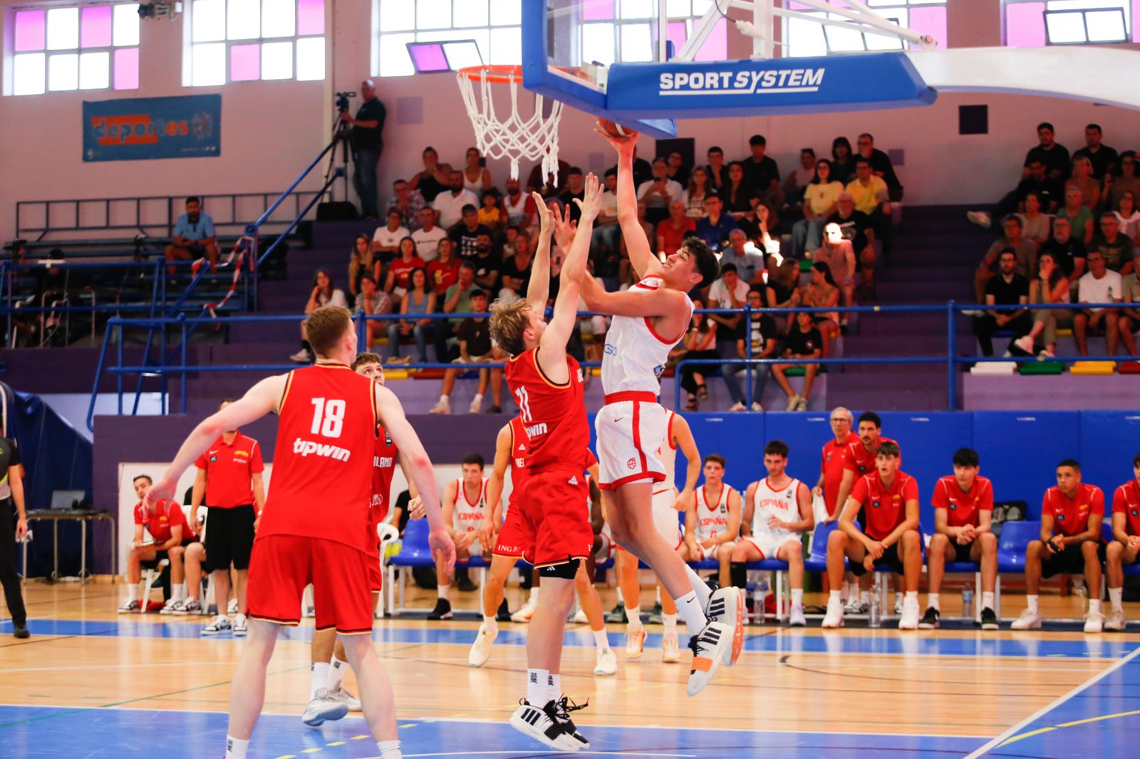 Las fotos de la primera jornada del torneo Internacional U20 de baloncesto de La Línea